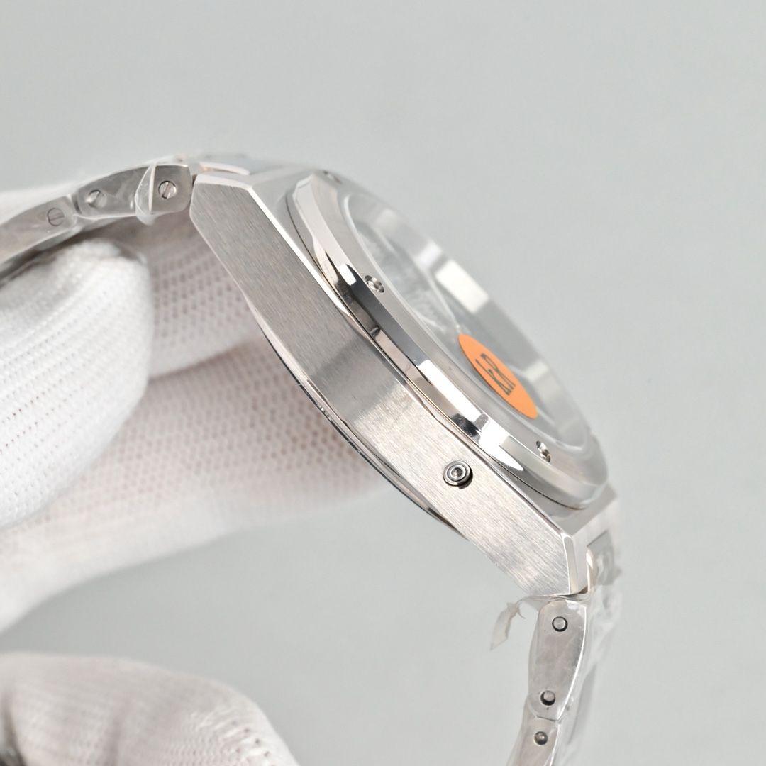 KR新品  萬國工程師系列萬年曆腕表，復刻界最複雜的腕表，所有功能同步原裝，所有功能調節通過把頭控制.
1⃣️【功能介紹】3點鐘位置顯示日曆，9點鐘位置顯示星期，6點鐘月份月相指針顯示。

2⃣️【做工精細】外殼採用原版同樣的三件套結構，中間拉絲，上下殼為拋光，鏡面採用高成本的鍋蓋形藍寶石，使其質感提升。

3⃣️【機芯性能】尺寸41.6mm,機芯採用天津機芯改82600，高效穩定，動力時間長達72小時以上，進行加裝複雜的萬年曆模塊，而且同步所有功能實現同步原裝通過把頭調節。

