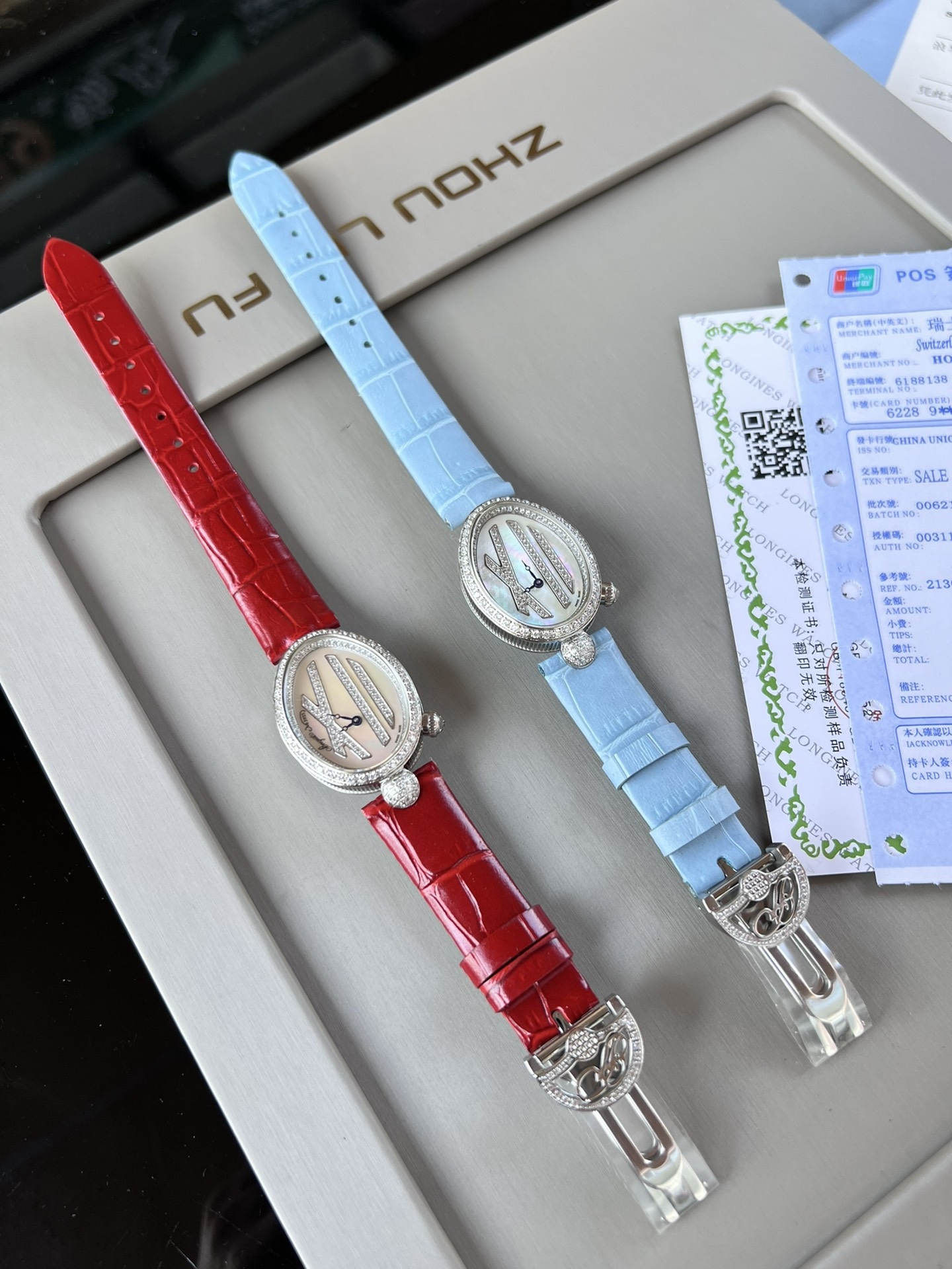 優雅出品史上最強復刻女表——寶璣那不勒斯皇后  黃金殼  系列驚艷登場，修正市場版本的所有不足，高貴典雅，盡顯女王風範！
【表殼】腕表尺寸分別為中號36.5x28.5毫米 小號33 x 25毫米
鵝卵形表殼高雅大氣，表殼外緣飾有錢幣紋。表圈和表殼周圍鑲嵌共117顆施華洛水晶（約0.99克拉）。表冠處鑲有一顆梨形晶石（約0.26克拉）
【精彩細節】
1.與原裝吻合，在表殼背部均打有貴金屬標識，效果清晰工整，彰顯腕表檔次。2.穹面玻璃，從側面看不僅有魚眼效果，還能折射鑽石帶來的璀璨光芒，更顯腕表高貴血統。
3