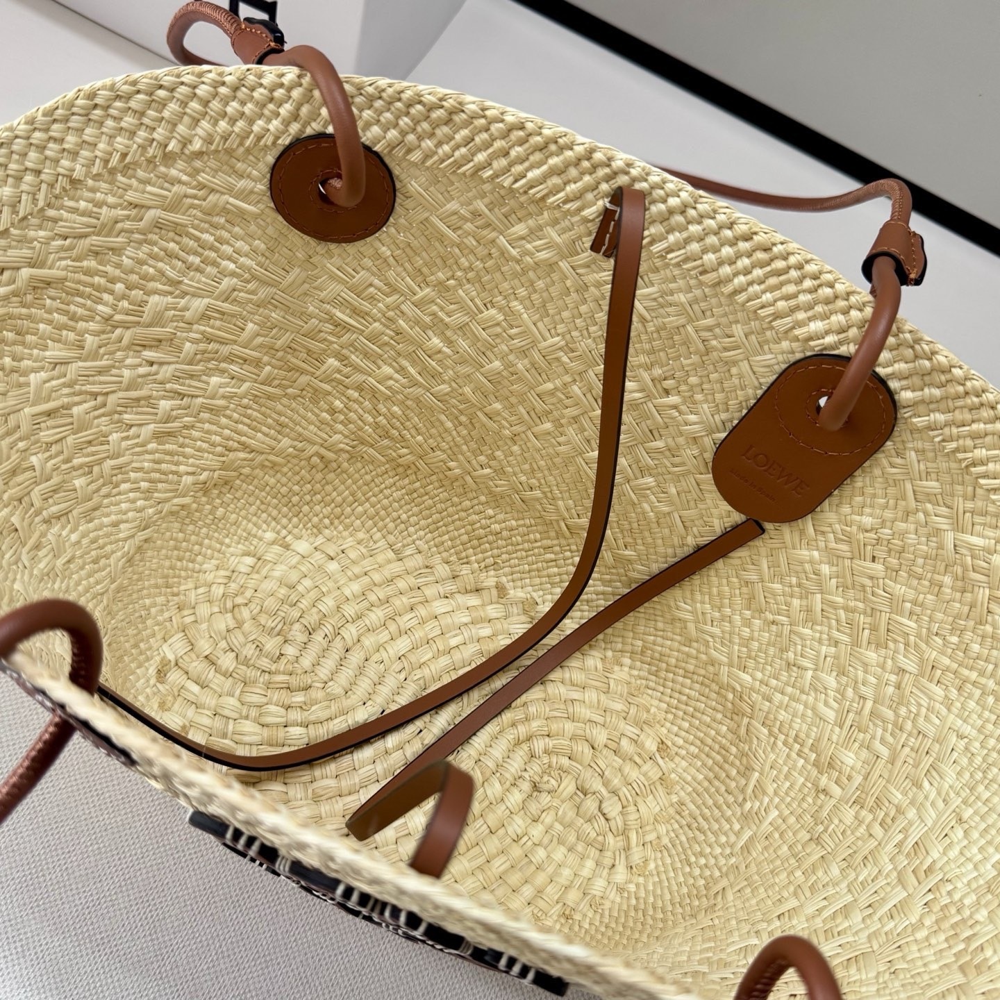 LO℮w℮🆕（高版本）進口原材料 肩帶全部升級
🧺伊拉卡棕櫚纖維和牛皮革 Anagram Basket 手袋*一個傳統的籃子手袋*帶有經典的手工編織包身，管狀牛皮革帶子和頂部提手*以及一塊牛皮革 Anagram 壓紋貼片這個版本採用伊拉卡棕櫚製成，這種棕櫚樹在哥倫比亞種植、收穫並曬乾，然後由公平貿易原則指導的 Corporación Oficio y Arte 組織的女工匠編織。