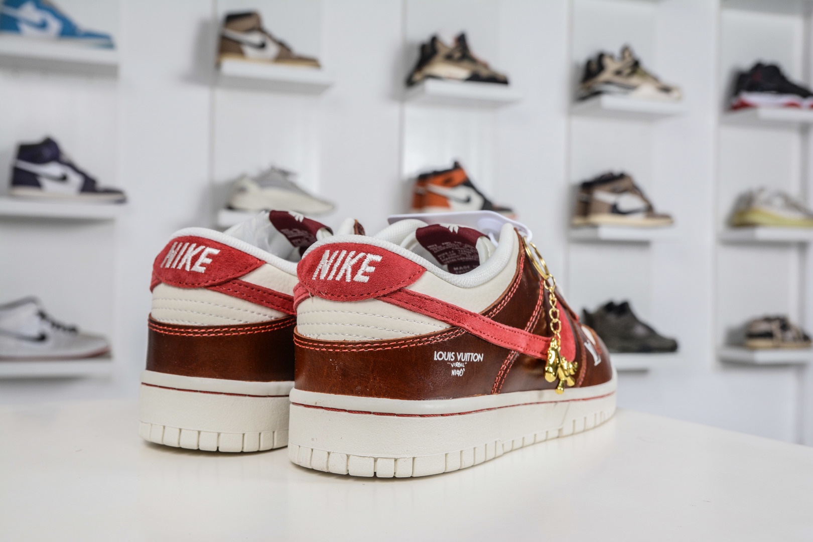 Nike SB Dunk Low x Louis Vuitton LV馬年限定聯名-酒紅棕 
貨號：DS6608 025
尺碼：36 36.5 37.5 38 38.5 39 40 40.5 41 42 42.5 43 44 44.5 45