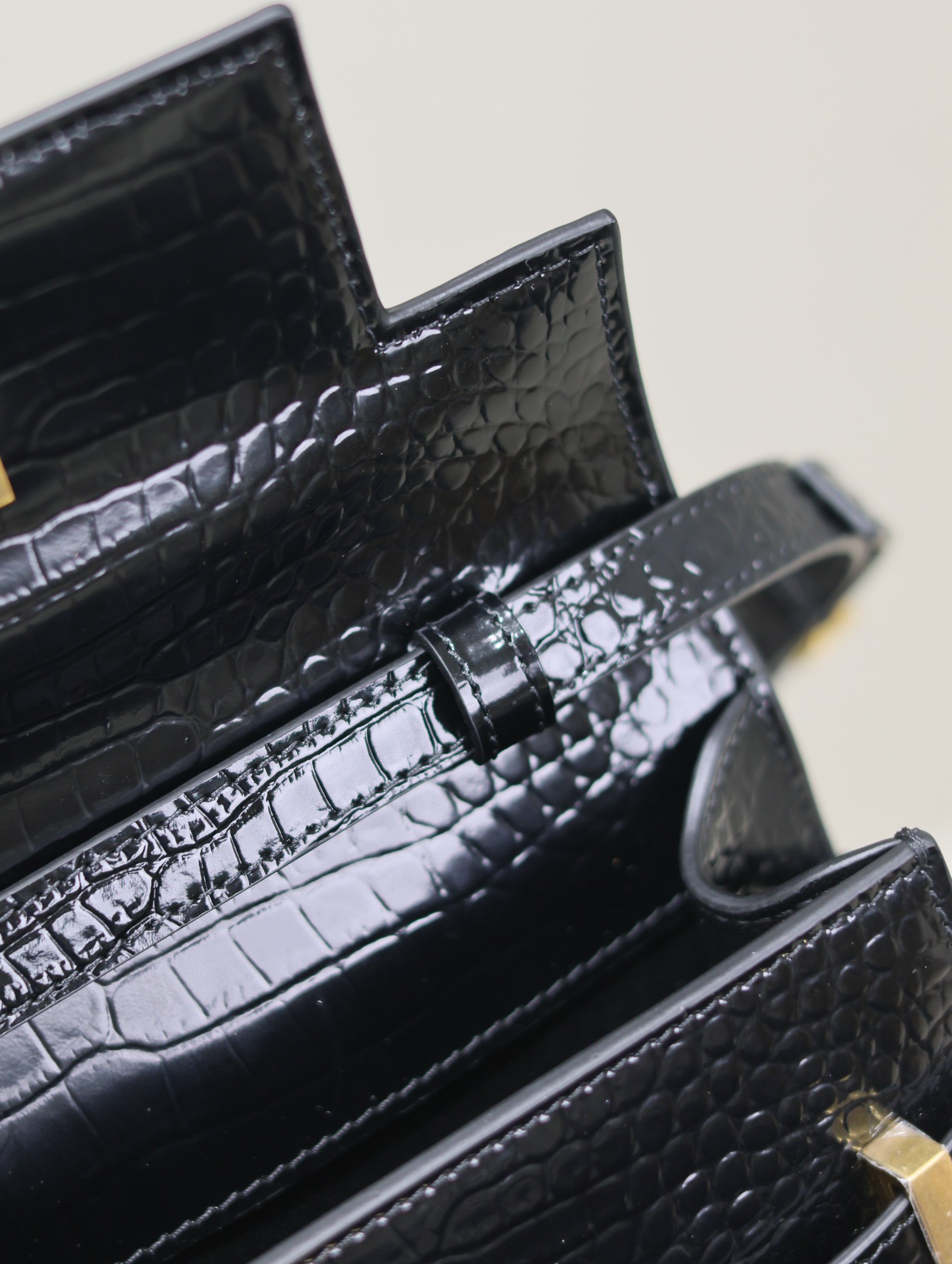 Manhattan_24cm
專櫃同步新款Manhattan法棍包小號24cm全新到貨！最新包型翻蓋曼哈頓法棍包，一改以往經典的logo，取而代之低調簡約的設計風格，它有點像H家的凱莉，很有復古的味道！商務➕休閒兩者結合，總結起來就是百搭！可以手拿，可以單肩或斜挎，一包多用，滿足了商務型女士，又滿足了小女生的休閒！精心挑選的原廠皮、完美的走線、精緻的五金讓整個包包都散髮出高級的味道！
型號：675626
尺寸：24x17.5x6cm