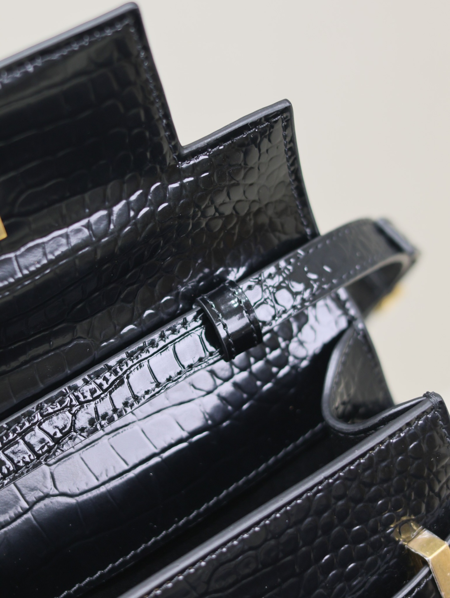 Manhattan_24cm
專櫃同步新款Manhattan法棍包小號24cm全新到貨！最新包型翻蓋曼哈頓法棍包，一改以往經典的logo，取而代之低調簡約的設計風格，它有點像H家的凱莉，很有復古的味道！商務➕休閒兩者結合，總結起來就是百搭！可以手拿，可以單肩或斜挎，一包多用，滿足了商務型女士，又滿足了小女生的休閒！精心挑選的原廠皮、完美的走線、精緻的五金讓整個包包都散髮出高級的味道！
型號：675626
尺寸：24x17.5x6cm