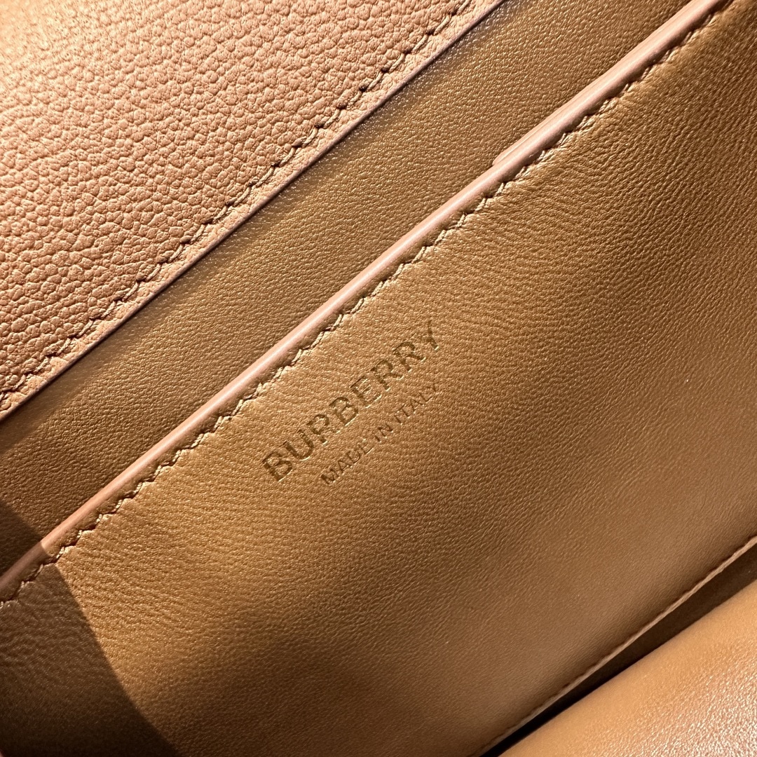 B家最新格紋挎包配上寬肩帶 💕肩帶長短可以自動調節，單肩斜挎包手拿，隨心所欲 
進口小牛皮拼帆布格紋實用性超絕，日常通勤、逛街出行，所需物品都能輕鬆裝下 尺寸24x17x9型號0251