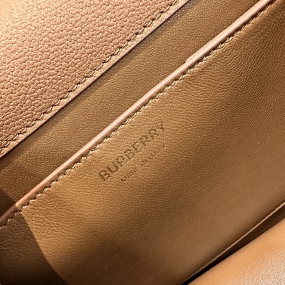 B家最新格紋挎包配上寬肩帶 💕肩帶長短可以自動調節，單肩斜挎包手拿，隨心所欲 
進口小牛皮拼帆布格紋實用性超絕，日常通勤、逛街出行，所需物品都能輕鬆裝下 尺寸24x17x9型號0251