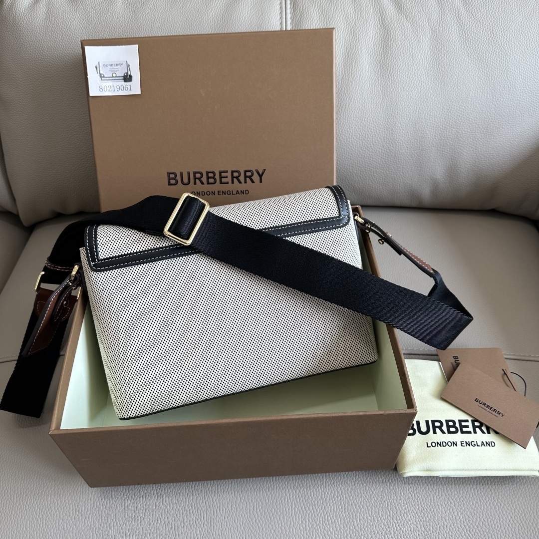 B家最新的寬肩帶斜跨包，選用進口牛皮與 Vintage 復古格紋打造，設有徽鐫標刻按扣。搭配拆可式背帶，點綴花提精紡的bur徽標。隨心變為換肩背包或手拿造包型。25 x 8.5 x 18cm🌟型號9061