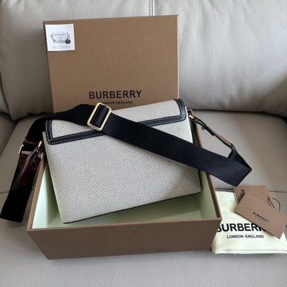 B家最新的寬肩帶斜跨包，選用進口牛皮與 Vintage 復古格紋打造，設有徽鐫標刻按扣。搭配拆可式背帶，點綴花提精紡的bur徽標。隨心變為換肩背包或手拿造包型。25 x 8.5 x 18cm🌟型號9061