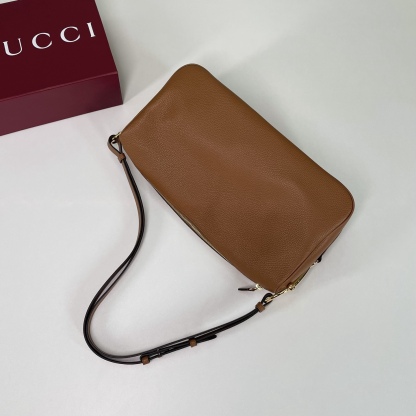 Gucci Half Horsebit系列大號肩背包，煥新呈現，以現代風格煥新演繹品牌最具標誌性的元素之一。該系列巧妙融蘊休閒廓形與標誌性的半馬銜扣配件，這也是其名稱的由來。內部：一個開口袋，可調節牛皮革肩帶，款號862530  尺寸38X20X15