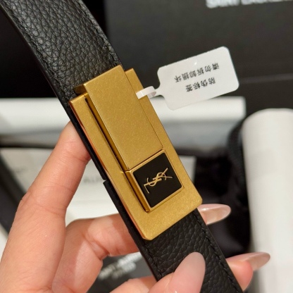 YSL頂級版復刻新寵腰帶
經典百搭款 搭配牛仔褲或者裙子都很好看 長短可調節 25mm寬 雙面進口小牛皮 精緻的真空鍍鈀搭扣飾有琺瑯字體效果