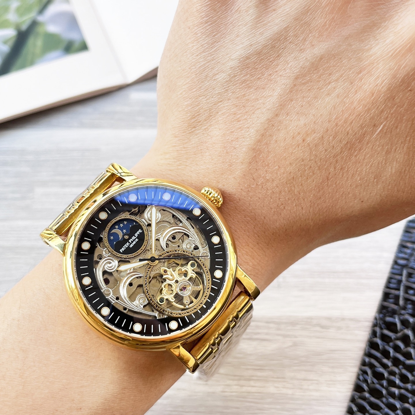 
複雜時計 奢華大氣🔥
經典新品 震撼上市🎈
【最新】：百達翡麗 大飛輪設計
【類型】：精品男士腕表
【錶帶】：真牛皮錶帶
【機芯】：高端全自動機械機芯
【鏡面】：礦物質強化玻璃（更高清）
品味高雅 浩瀚大氣 匠心獨運 腕間瑰寶
尺寸：直徑42mm厚12.5mm熱賣上市！歡迎轉載！