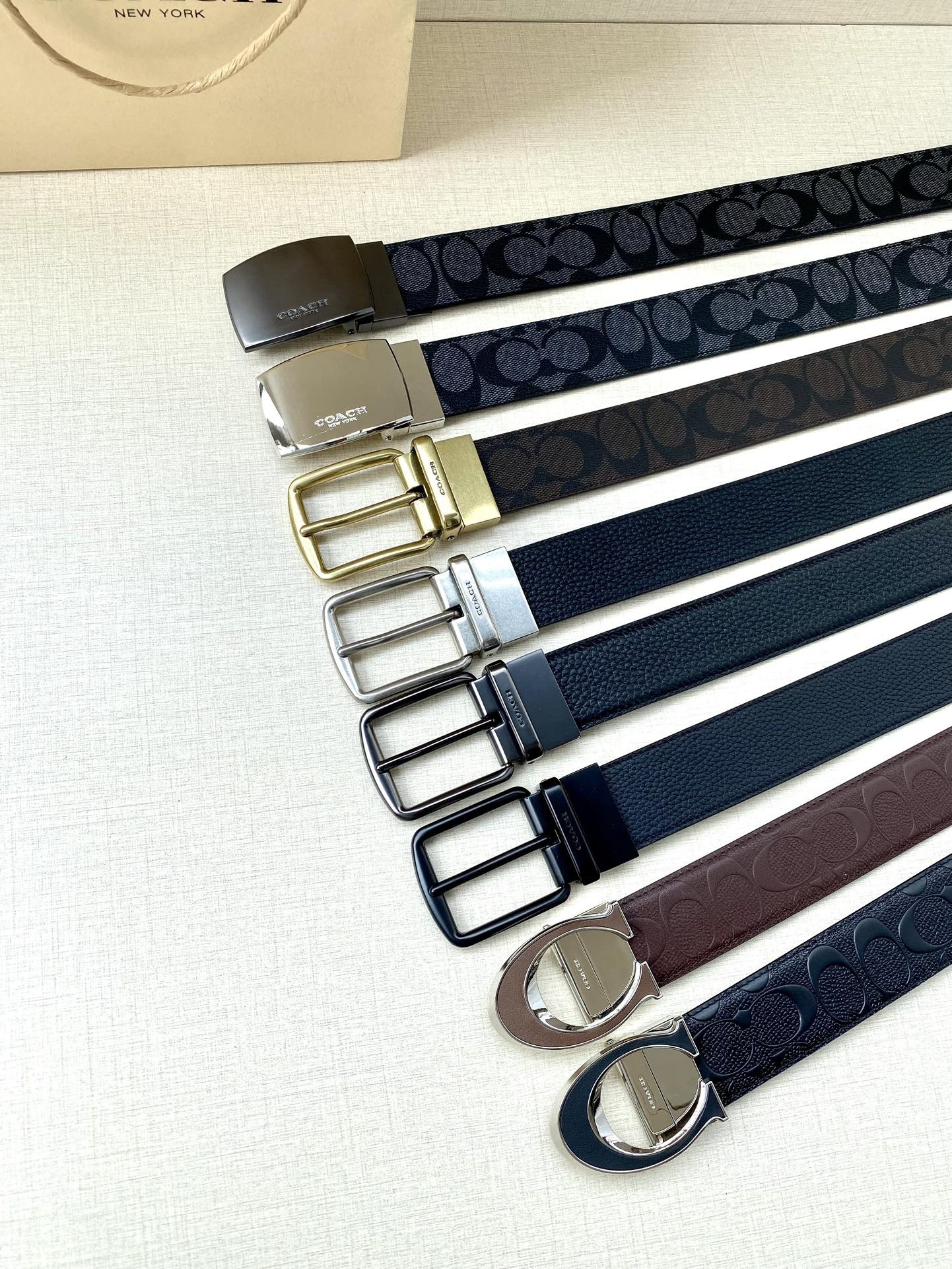 寬度3.8cm COACH 這款雙面腰帶一面為經典標誌帆布材質，另一面為精制皮革材質，配有標誌性扣件，將兩種外形合二為一。通過簡單的說明，可用剪刀剪裁至完美合身度。
標誌印花配頭層牛皮
可裁剪
雙面
38M (寬)