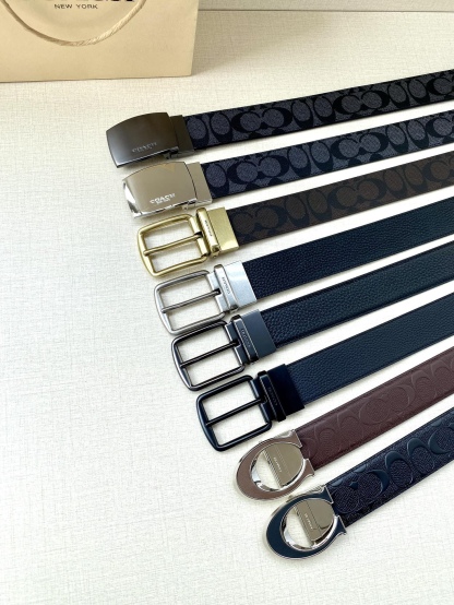 寬度3.8cm COACH 這款雙面腰帶一面為經典標誌帆布材質，另一面為精制皮革材質，配有標誌性扣件，將兩種外形合二為一。通過簡單的說明，可用剪刀剪裁至完美合身度。
標誌印花配頭層牛皮
可裁剪
雙面
38M (寬)