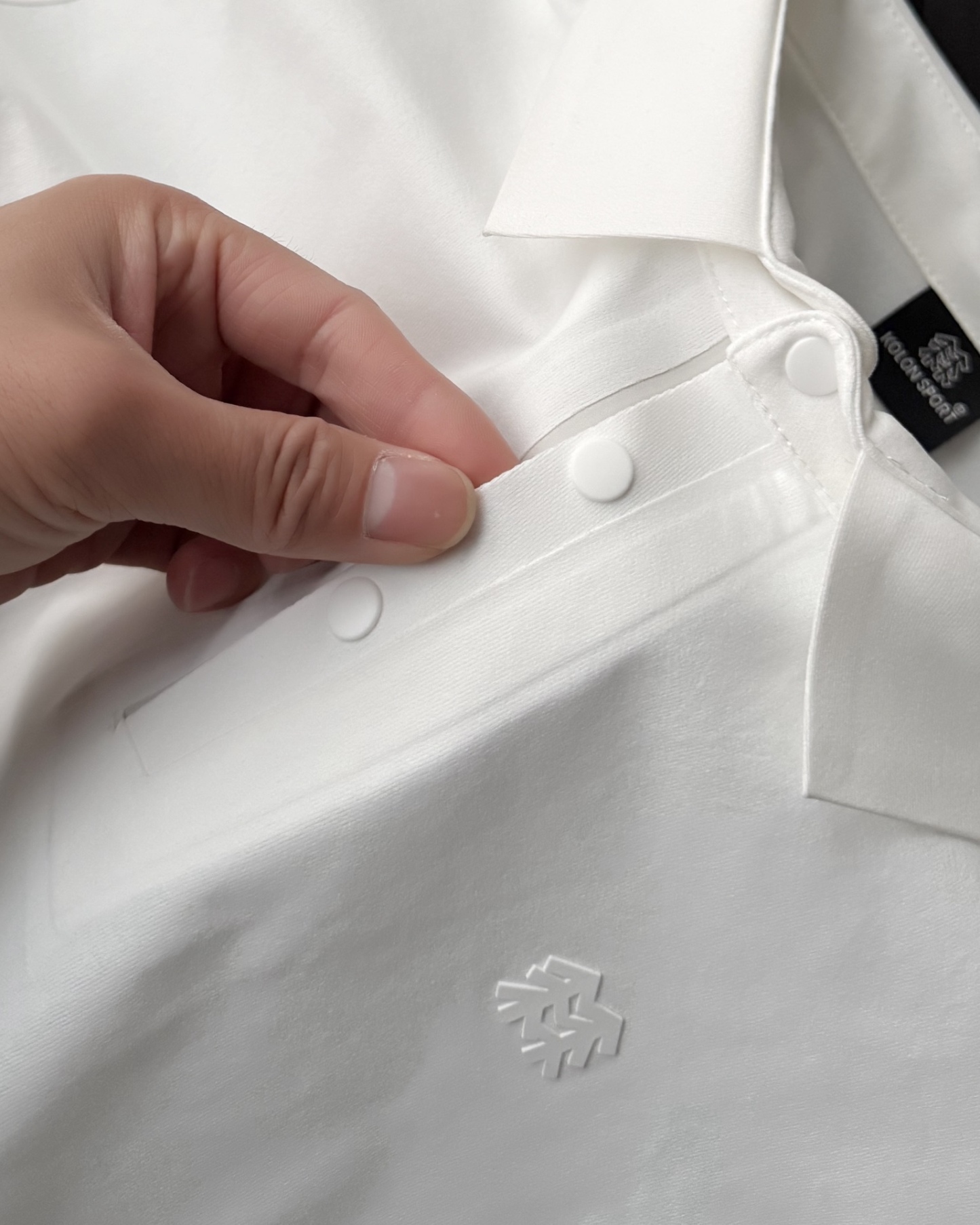 春季新款 KOLON SPORT可隆吸濕長袖防曬+抗菌SECOt恤翻領POLO
大身採用可隆自研面料，具有吸濕速乾，UPF215+防曬及Polygiene抑菌功能門襟採用激光切割工藝，結合肩部超聲波貼合工藝，提升細節品質感領口，門襟及下擺均採用熱壓工藝，外觀平整
