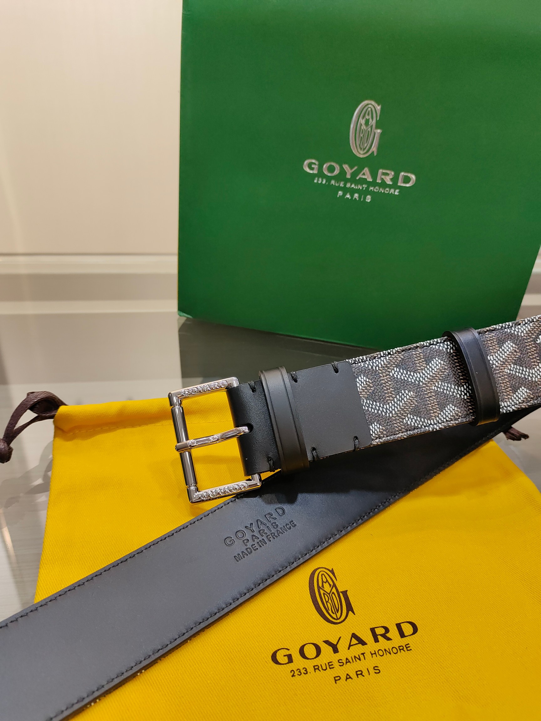 
Goyard(戈雅)腰帶源於法國奢侈品牌，設計風格簡約低調，腰帶身有標誌性帆布搭配進口頭層牛皮，腰帶扣採用簡約精品鋼扣，延續品牌的低調奢華，帶身寬度3.8CM，適用商務休閒日常佩戴。