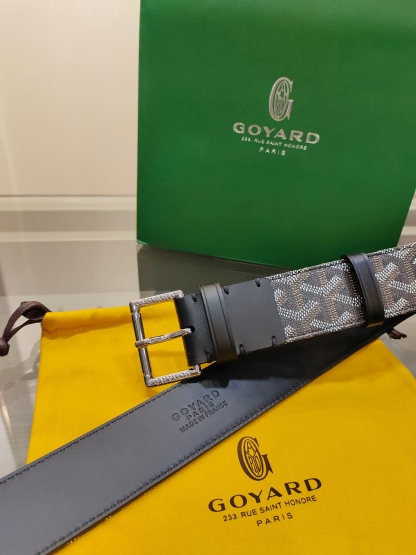 
Goyard(戈雅)腰帶源於法國奢侈品牌，設計風格簡約低調，腰帶身有標誌性帆布搭配進口頭層牛皮，腰帶扣採用簡約精品鋼扣，延續品牌的低調奢華，帶身寬度3.8CM，適用商務休閒日常佩戴。