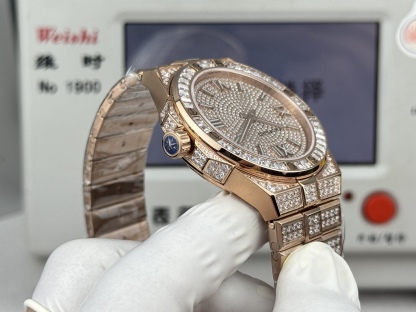 Factory 獨家力作👍
蕭邦AlpineEagle雪山傲翼系列
🌈彩T鑽🌟變色龍🦎滿天星✨限量款及隱藏款首推
如炬目光，比擬暗夜星芒⛰️於山川湖海間🌊洞見紳士願景與磅礡未來👔
尺寸：原裝一致41mmX9.7mm
機芯：9015改Chopard 01.01-c
錶鏈：獨家原版開模金磚型鏈節一體式錶鏈
岩石紋錶盤，鍍銠羅馬數字，時針及分針時標均覆以Super-LumiNova® X1級螢光塗層
致獻當代“雄鷹”，志存高遠之人在日常生活中超邁群倫，其視野啓迪人心、昇華情志。憑借遠見和決心，