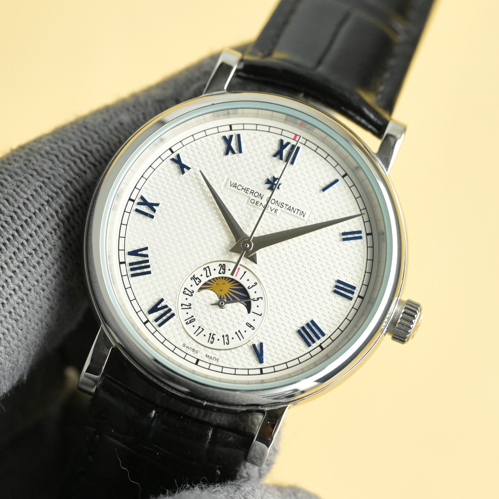 
江詩丹頓【VACHERON CONSTANTIN】傳襲系列男士腕表！全新複雜日月星辰多功能腕表，超強夜光。搭載原裝進口2824-2自動上鏈機械機芯，匯集月份顯示，日月相顯示等功能於一身，堪稱完美，秉承瑞士制表工藝，全鋼鍍納米鉑金表技術，PVD爐內電鍍工藝，法國藍寶石防刮鏡面，進口意大利小牛皮搭配原裝扣，打造出頂級完美產品，尺寸:40*10mm