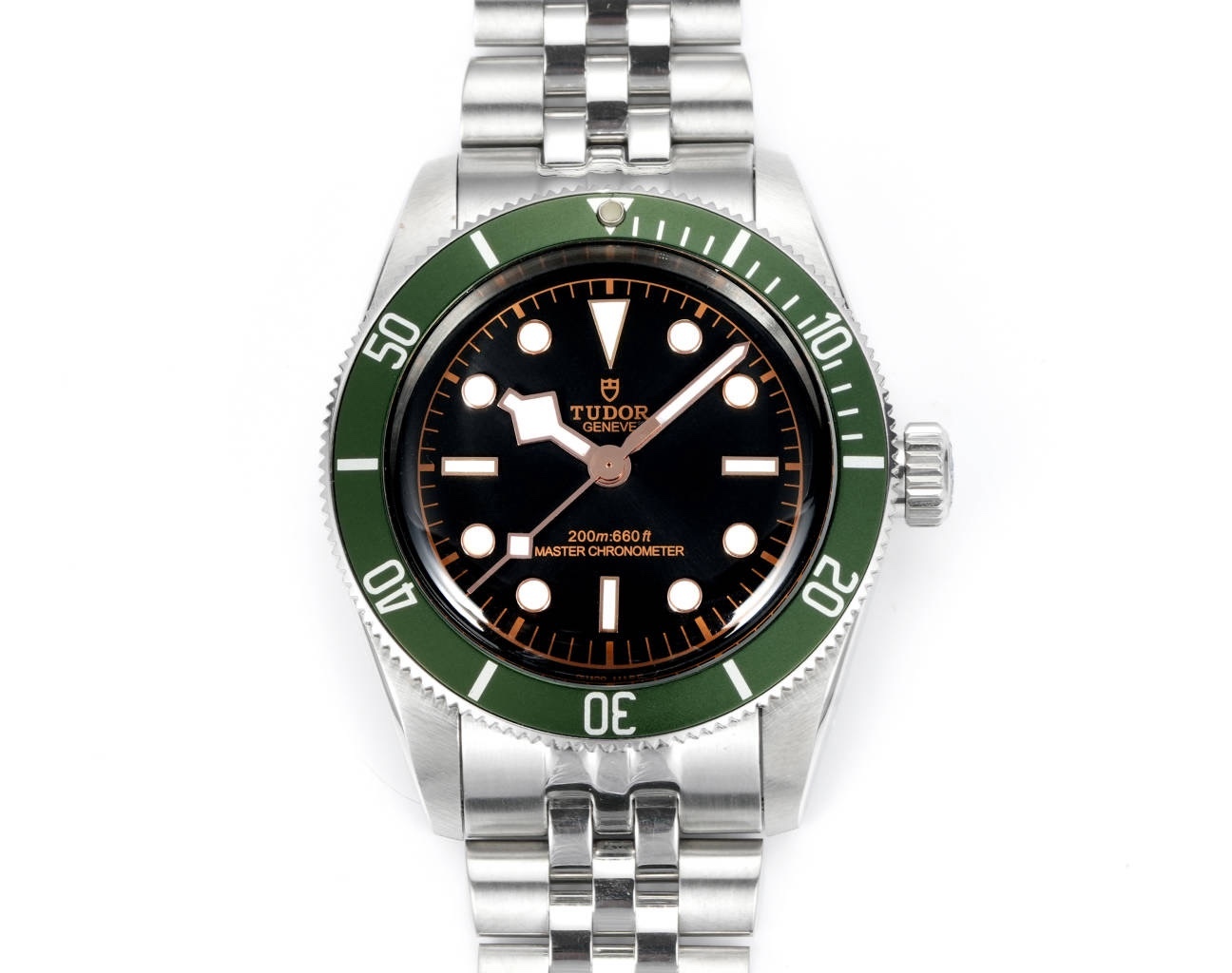 帝舵 TUDOR   碧灣系列對於帝舵來說，無疑是一個龐大的產品線，在今年推出了一隻全新的單色碧灣，以絕對的實力被認為是勞力士無歷黑水鬼的平替！今年推出的這只全新單色碧灣，也迎來了碧灣第三次制表科技和煥新美學風格上的革新。
1.新款碧灣迎來新的改革，升級夜光珠，而正品同步凹入式，搭配的是圓拱形藍寶石表鏡，更顯復古感📸 
2.腕表採用不鏽鋼材質打造表殼，經過精細的磨光與磨砂處理，呈現出獨特的質感和光澤度。同勞力士水鬼一樣，表殼採用41毫米尺寸，也是沿襲了“原版”碧灣的直徑，既適合日常佩戴，又能展現出