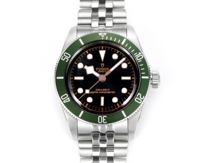 帝舵 TUDOR   碧灣系列對於帝舵來說，無疑是一個龐大的產品線，在今年推出了一隻全新的單色碧灣，以絕對的實力被認為是勞力士無歷黑水鬼的平替！今年推出的這只全新單色碧灣，也迎來了碧灣第三次制表科技和煥新美學風格上的革新。
1.新款碧灣迎來新的改革，升級夜光珠，而正品同步凹入式，搭配的是圓拱形藍寶石表鏡，更顯復古感📸 
2.腕表採用不鏽鋼材質打造表殼，經過精細的磨光與磨砂處理，呈現出獨特的質感和光澤度。同勞力士水鬼一樣，表殼採用41毫米尺寸，也是沿襲了“原版”碧灣的直徑，既適合日常佩戴，又能展現出