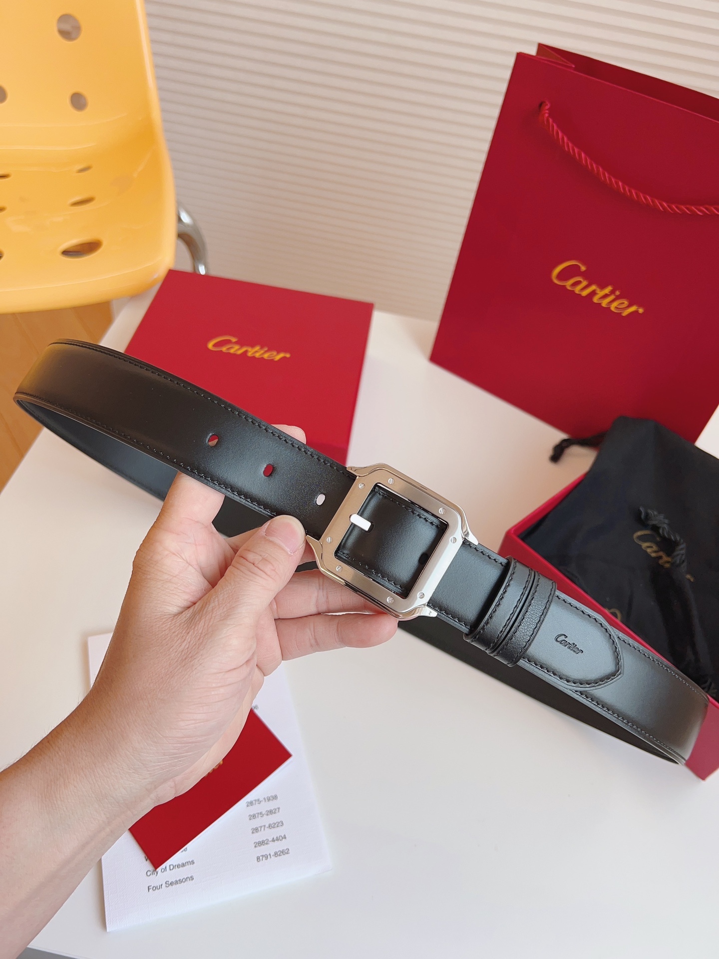 
Cartier（卡地亞）憑借匠心傑作展現與眾不同的美感，融合精湛工藝與經典設計，演繹雋永風格；瀟灑不羈，果敢獨立！此款式易搭配服飾；休閒正裝兩相宜。皮帶寬度：35mm