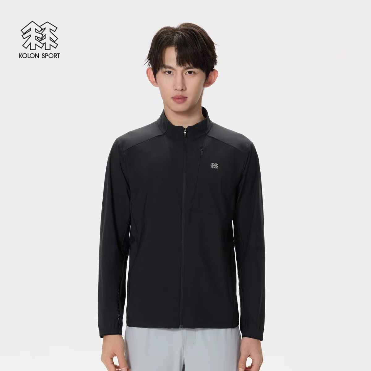 KOLON SPORT可隆🧊🧊  輕量涼感防曬衣情侶款  

戶外輕量化涼感防B1145曬衣上新🆕 ，可隆專櫃同款 在售💰1585+

採用功能性專業戶外防曬型針織材料 88的錦綸和12的氨綸 有非常好的彈性 和防水透氣功能  防曬值upf245+不怕曬傷，縱享戶外陽光☀️有專業檢測報告
彈力接觸涼感，緩解體熱，輕量御風 ，手腕彈力帶收口 ，貼合手腕的同時 提升鑽風性能 ，面料彈力十足 透氣性高  在運動出汗時 ，減少熱量 和粘附感
如果突降小雨還有功能性防水功能 

品質面料做工都無