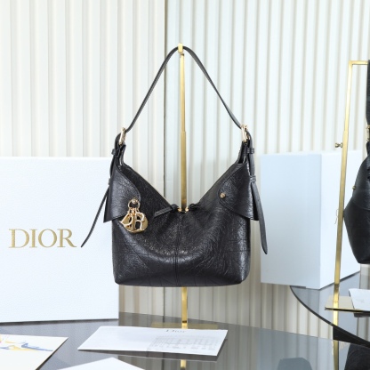 原廠皮 小號油蠟皮現貨‼️

Voyage秋冬系列油蠟皮
又是一個王炸級別，直接擊中心巴上
自帶鬆弛感，包形柔軟又隨意
復古的油蠟牛皮，經典藤紋格，雙拉鍊設計
整體高級又時髦，精緻感滿滿的字母吊墜
細節非常到位，超大的容量，自用超輕便
時髦精們都懂這款的含金量

型號：2845

size:22*9.5*15cm