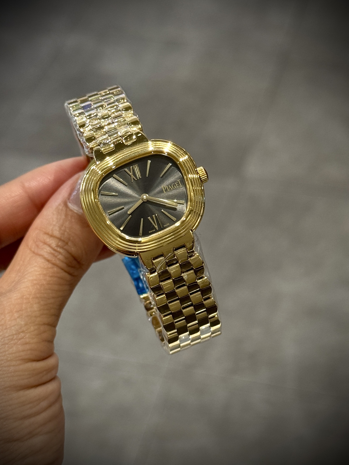 A8 factory•伯爵全新腕表 ﻿ #PiagetSixtie鎏金悅影系列 ﻿ 在瑞士鐘錶展「鐘錶與奇跡」閃亮登場！這款腕表游走於非凡制表工藝與黃金工藝之間，簡直是時尚與藝術的完美結合。Sixtie腕表採用獨特的梯形設計，重新詮釋1960年代末大膽華麗的風格，展現出獨特的魅力與優雅。
✨Sixtie系列腕表
✨直徑29毫米,
✨CNC數控雕刻精鋼梯形表殼
✨專櫃同步超薄厚度僅僅7mm
✨銀色太陽緞面打磨錶盤
✨316L精鋼錶鏈,搭載伯爵進口石英機芯  
認准A8出品！必屬精品！大廠品質！歡迎轉載！