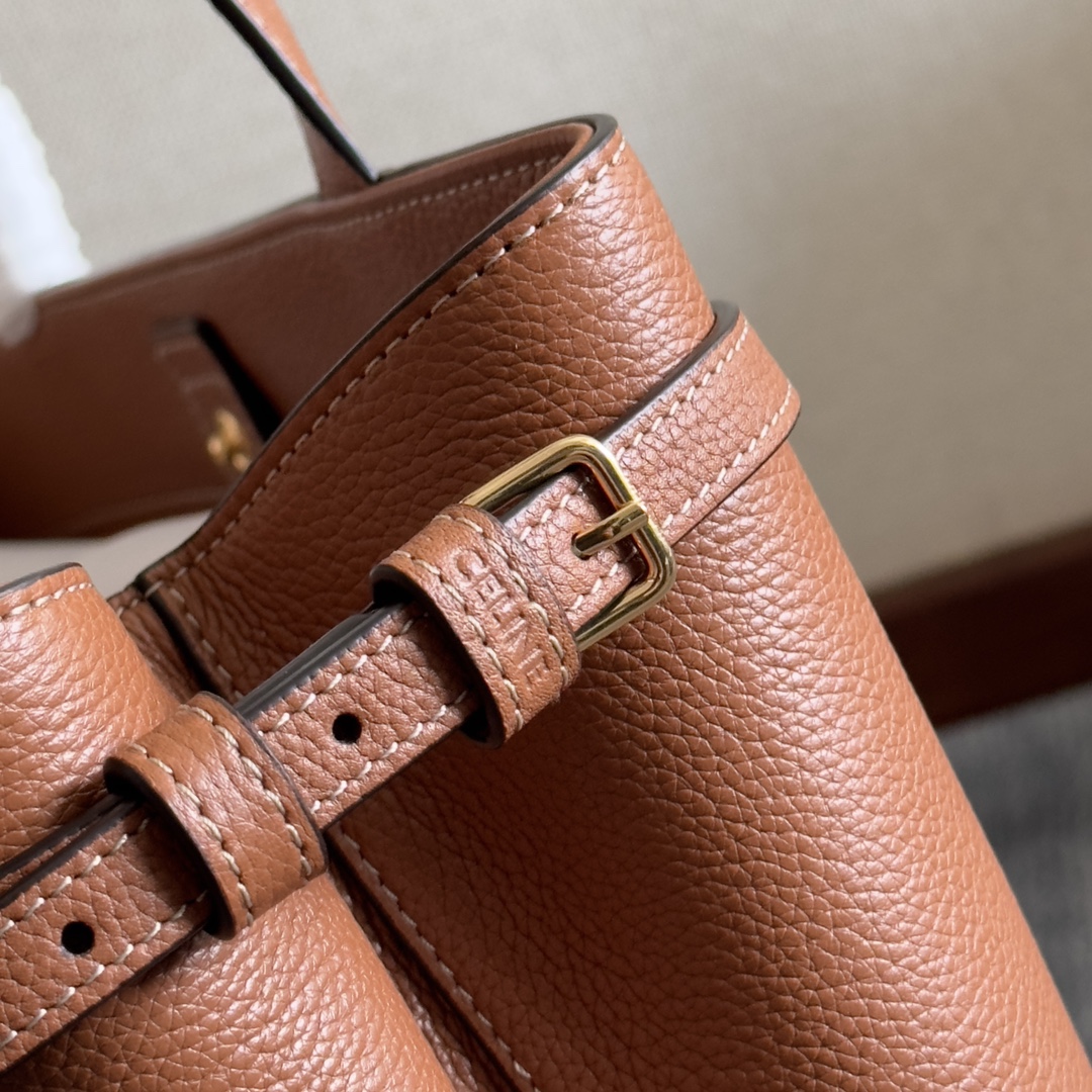 CELINE 家最新款托特包「CABAS ANAIS」小號_到貨啦!看一眼就
陷進去的大包，真的是喜歡大包姐妹的利!上身特別的高級、
精緻，庸庸懶懶的復古風，簡單不浮誇，粒面牛皮完全不用擔
心刮花!大容量設計~無論是日常出街還是通勤，都能輕鬆裝
下各種物品喲!
型號:118233
尺寸:28x24x12cm
