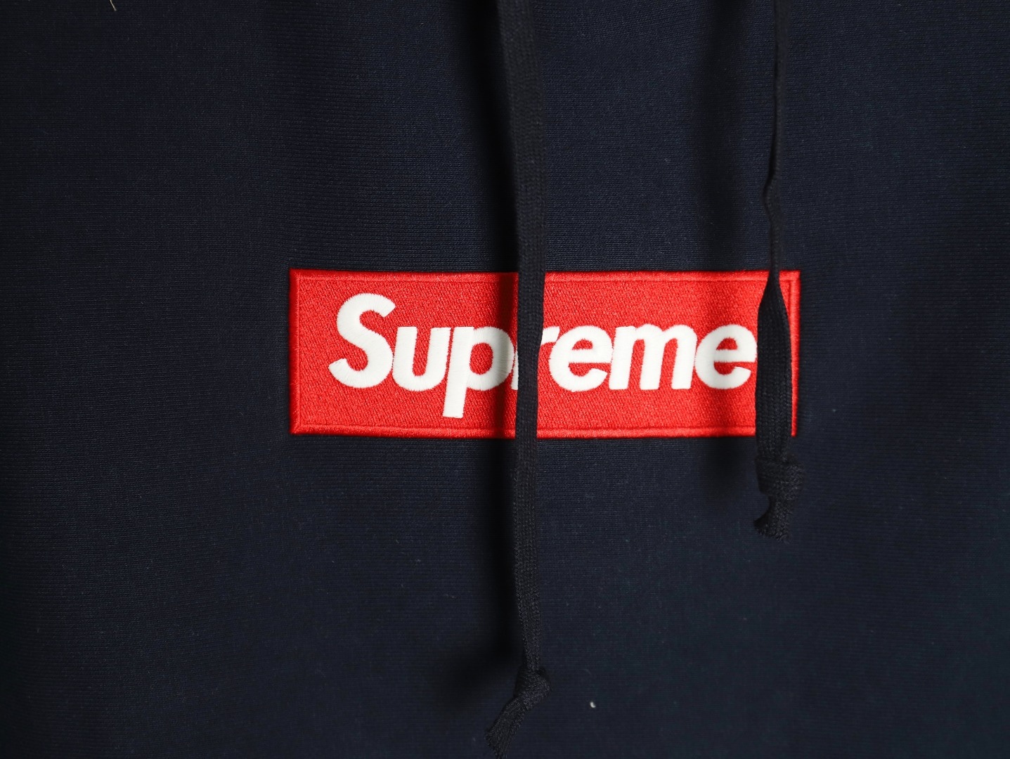 Supreme FW24 WEEK17 Box Logo Hooded Sweatshirt 胸前徽標刺繡logo口袋連帽衛衣帽衫
面料460克 高克重 面布質感強 韌性好 衣服收針處都有打套結（起到加固 久穿不變形 市面普通版本是沒有的哦） 歡迎對比 品質保證
F 尺碼：S M L XL