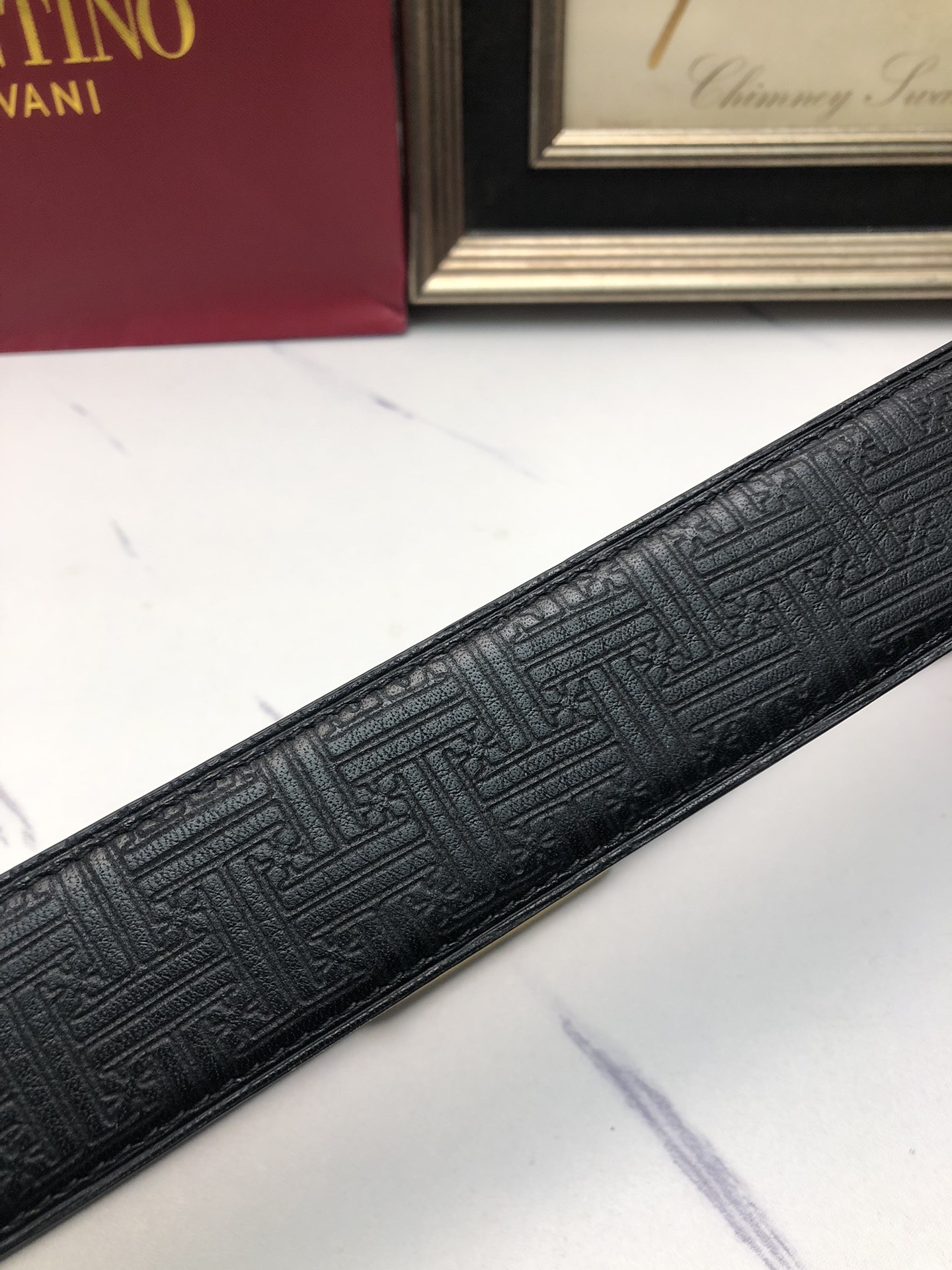 華倫天奴：原單頭層小牛皮燙印花紋，內襯頭層牛皮底，營造織紋外觀。飾以標誌原單扣。專櫃寬度4.0