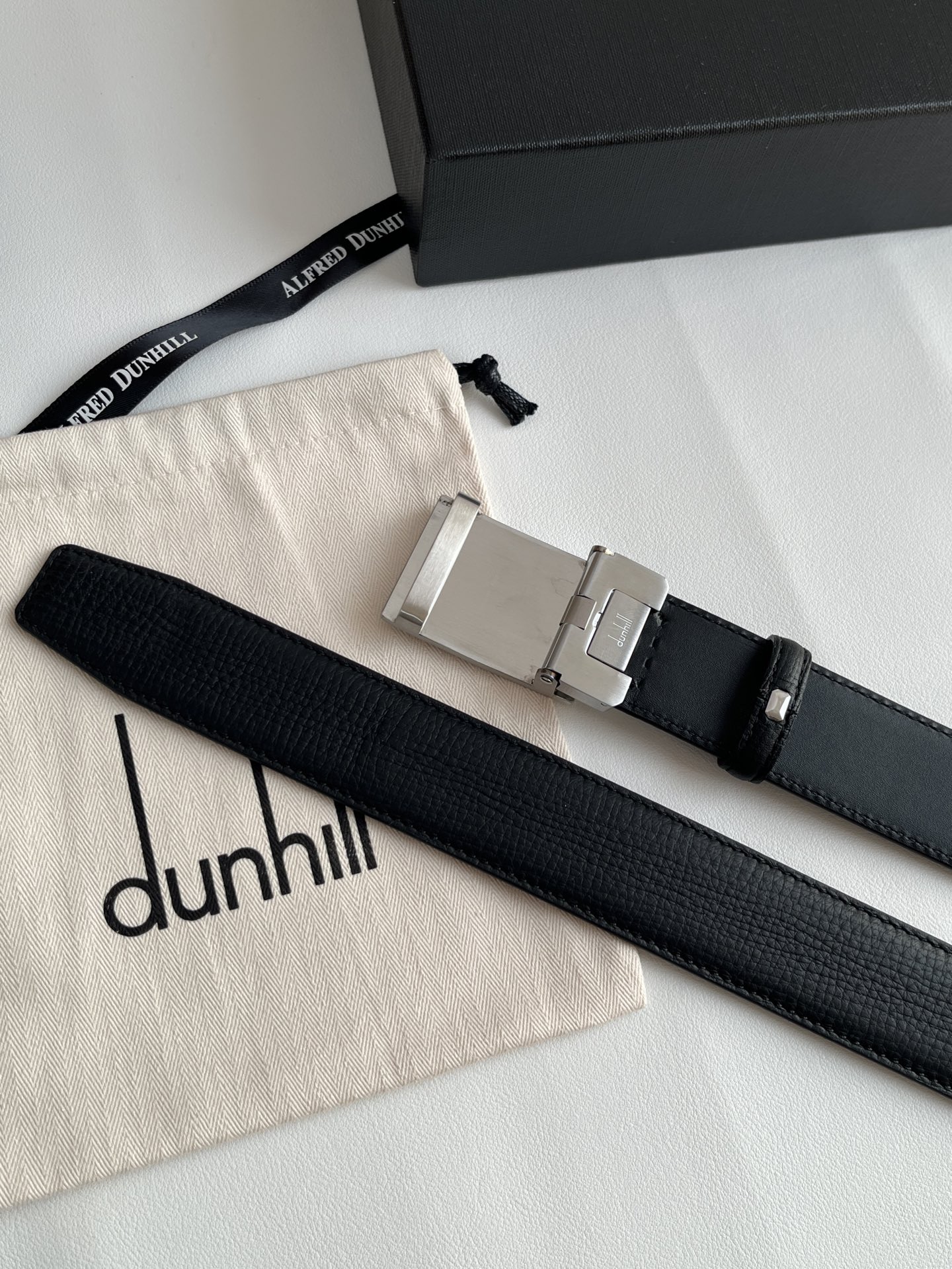登喜路（Dunhill）是一家英國倫敦的男士奢侈品牌。皮帶以其精湛的工藝和經典的設計，成為男士配飾中的精品。皮帶的質感好、耐用性強，商務休閒百搭款！