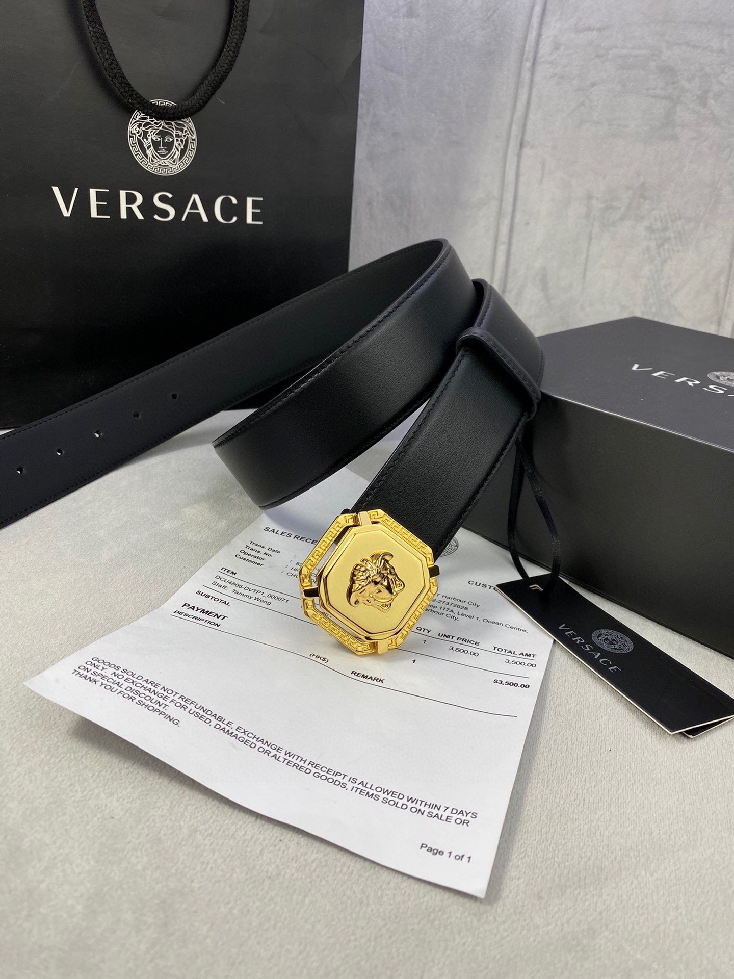 寬度3.8cm VERSACE（範思哲）此款平面皮帶採用小牛皮製成，配有一枚真空電鍍美杜莎頭像腰帶扣，採用穿孔閉合。