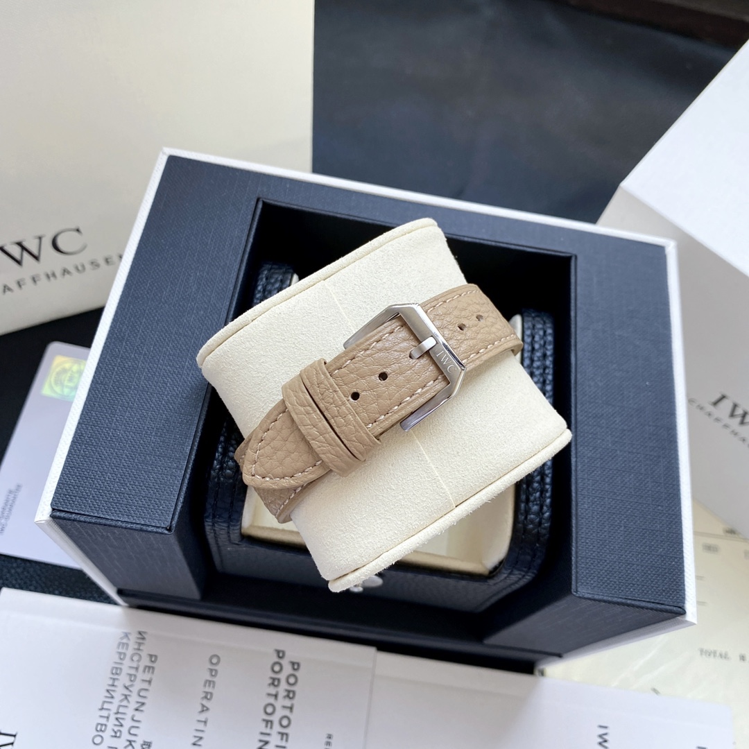 🔥顏值巔峰  傾情演繹🔥
IWC旗下最耀眼的明星，萬年一瞬，品鑒IWC萬國柏濤菲諾萬年曆腕表！
1⃣️ 【機芯】採用3836-2型自制機芯，其機芯運轉穩定，月相處更是1:1還原正品，在光線下月相中的星星太陽更是明亮發光，走時精准，幾乎零返修！
2️⃣【表殼】正品開模，1:1完美還原！腕表尺寸40mm，整個表殼採用獨家研發的CNC精磨工藝，與原裝工藝效果如出一轍！
3️⃣【錶盤】錶盤12刻度細節精益求精，1:1還原鍍銀錶盤，9位更是1:1還原閏年設計，採用雙面防反光拱形鍍膜鏡面，使其整體錶盤質感更佳