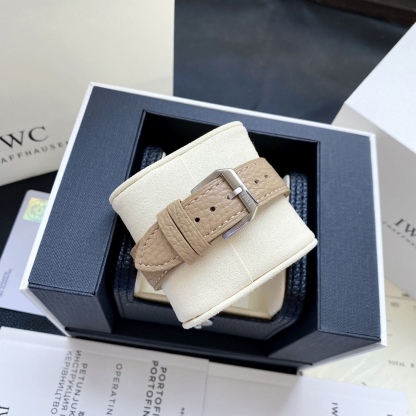 🔥顏值巔峰  傾情演繹🔥
IWC旗下最耀眼的明星，萬年一瞬，品鑒IWC萬國柏濤菲諾萬年曆腕表！
1⃣️ 【機芯】採用3836-2型自制機芯，其機芯運轉穩定，月相處更是1:1還原正品，在光線下月相中的星星太陽更是明亮發光，走時精准，幾乎零返修！
2️⃣【表殼】正品開模，1:1完美還原！腕表尺寸40mm，整個表殼採用獨家研發的CNC精磨工藝，與原裝工藝效果如出一轍！
3️⃣【錶盤】錶盤12刻度細節精益求精，1:1還原鍍銀錶盤，9位更是1:1還原閏年設計，採用雙面防反光拱形鍍膜鏡面，使其整體錶盤質感更佳