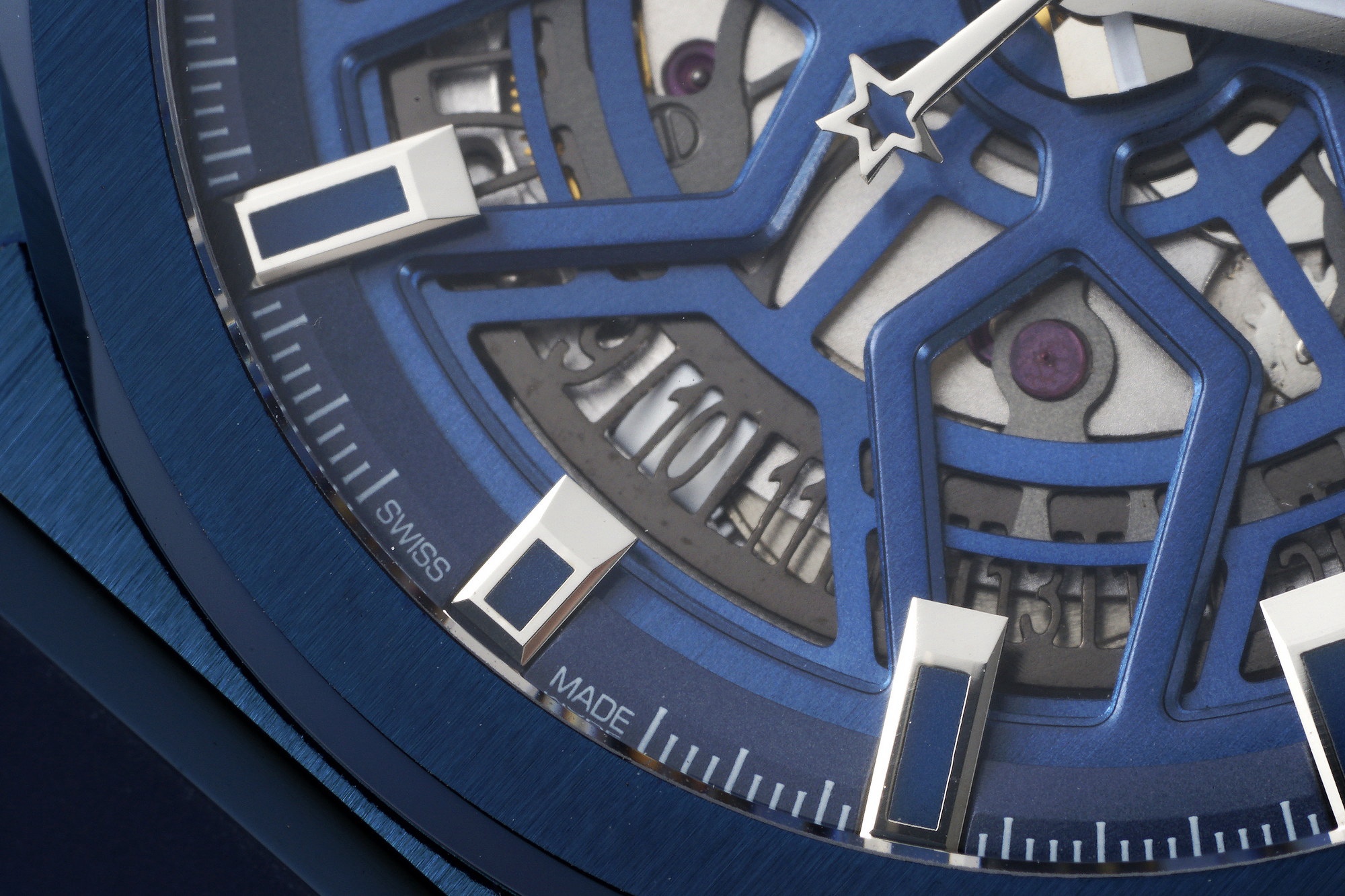 LF真力時DEFY系列全新升級版，殼身 頭粒 機芯 表扣等均做了升級調整。一款根據路虎標誌性花輪轂設計而成的高顏值鏤空腕表。

原裝開模鑄造，極致還原表殼的每一處細節打磨倒角，盡顯原裝菱角分明、堅毅果敢的陽剛氣質。完美的41mm表經，適配大眾男性手寸，正裝休閒兩不誤。根據汽車輪轂設計而成的五角星錶盤，未來概念感十足。同步官網新款五角星折疊扣，搭載定製版Cal.670sk全自動機械機芯，鏤空日曆的大小與位置、機芯夾板、齒輪、五角星陀皆按原版機芯數據拆解鍛造而成。

LF臻品 陳奕迅Eason同款，時尚前衛、