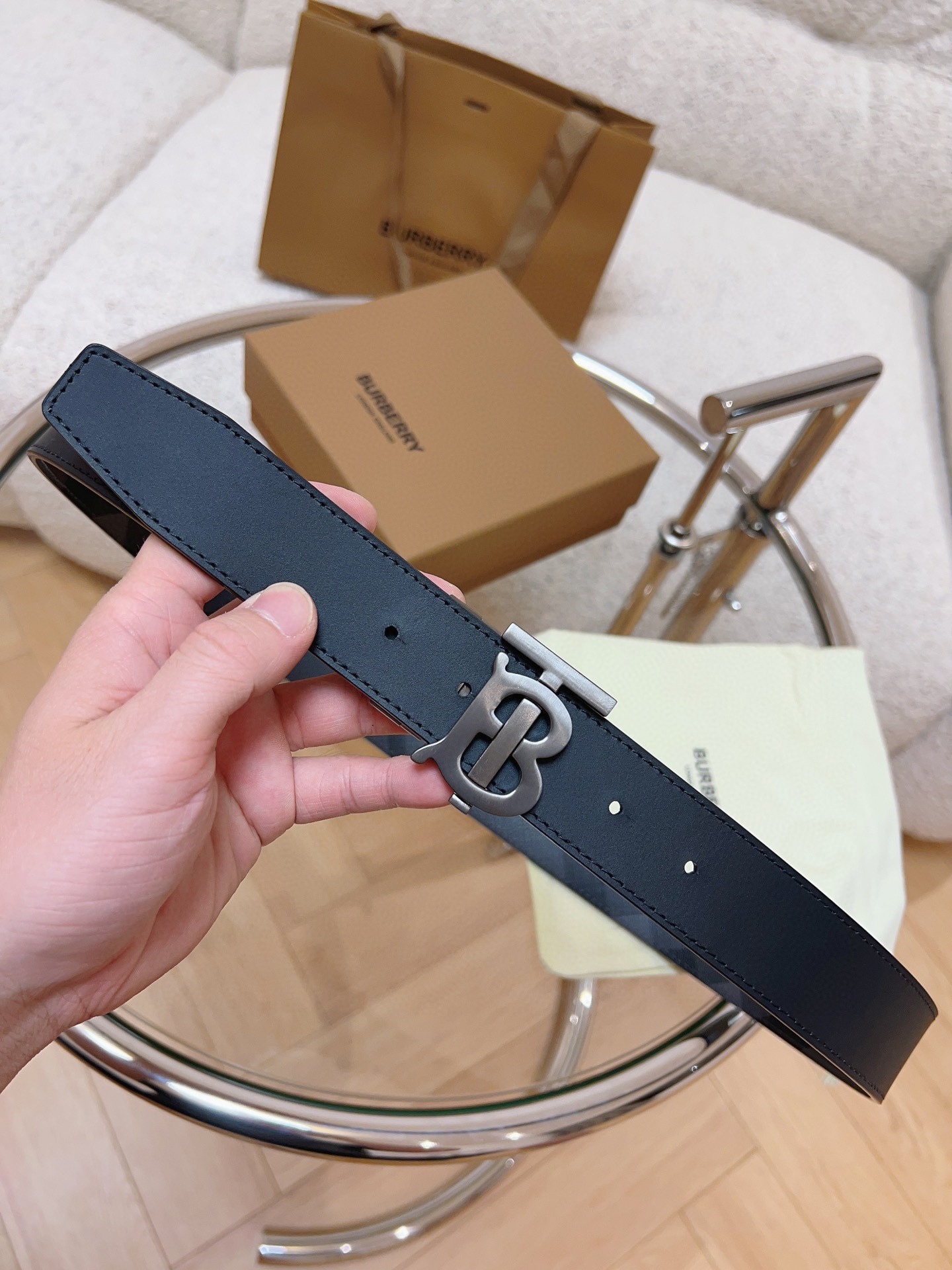 Burberry  專櫃同步 雙面兩用的意大利制腰帶   選用皮革與專屬標識印花環保帆布製作  腰帶配有精美的專屬標識造型飾牌搭扣  寬:3.5cm  精緻優雅  簡單大方.