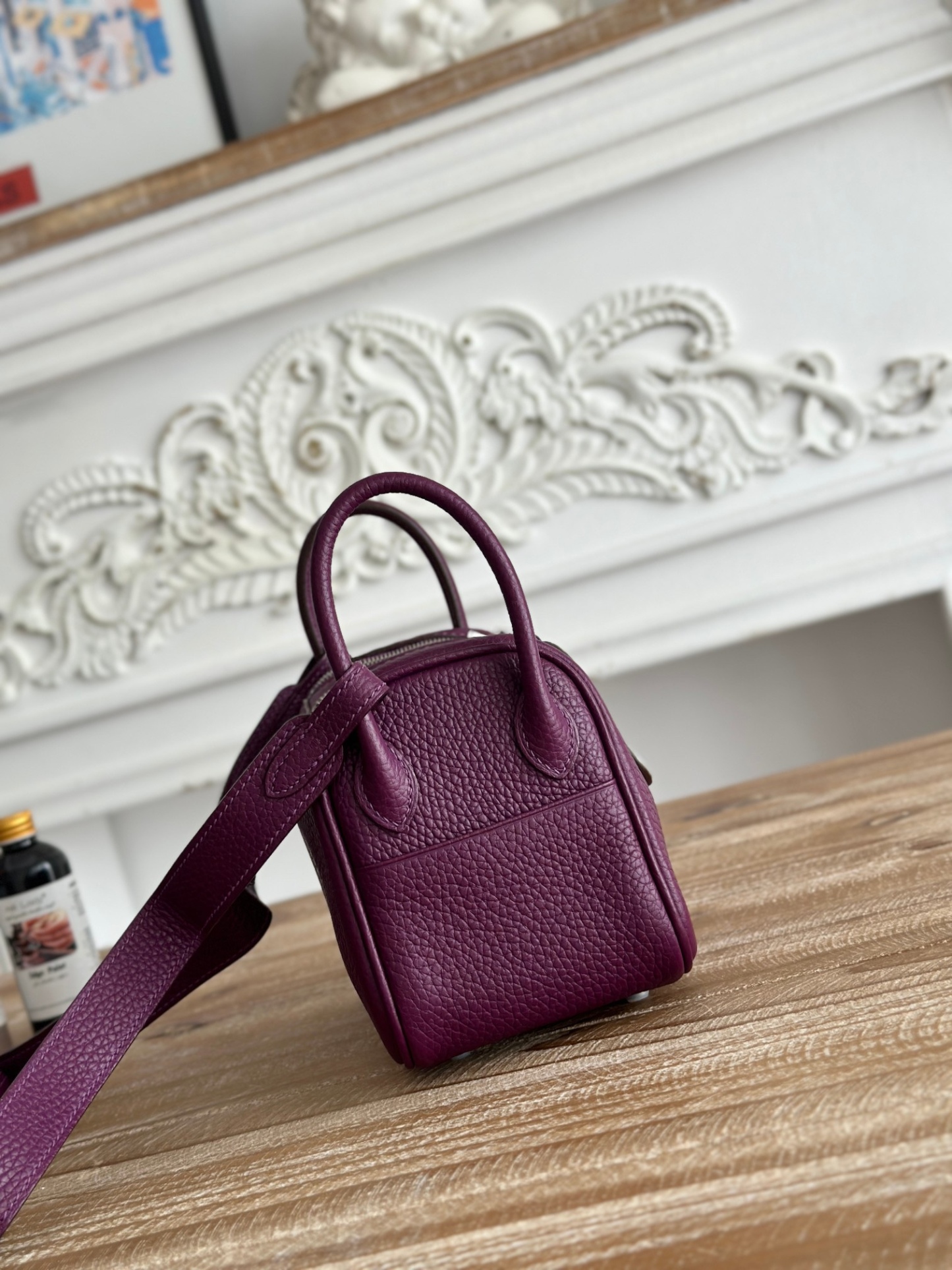 琳迪lindy 19cm	
Tc皮 蜜蠟線半手工縫製
lindy19保留了琳迪包所有細節的完整設計，側口袋、拉鍊等全部都是經典的設計√
這只小可愛暴擊了多少人的少女心