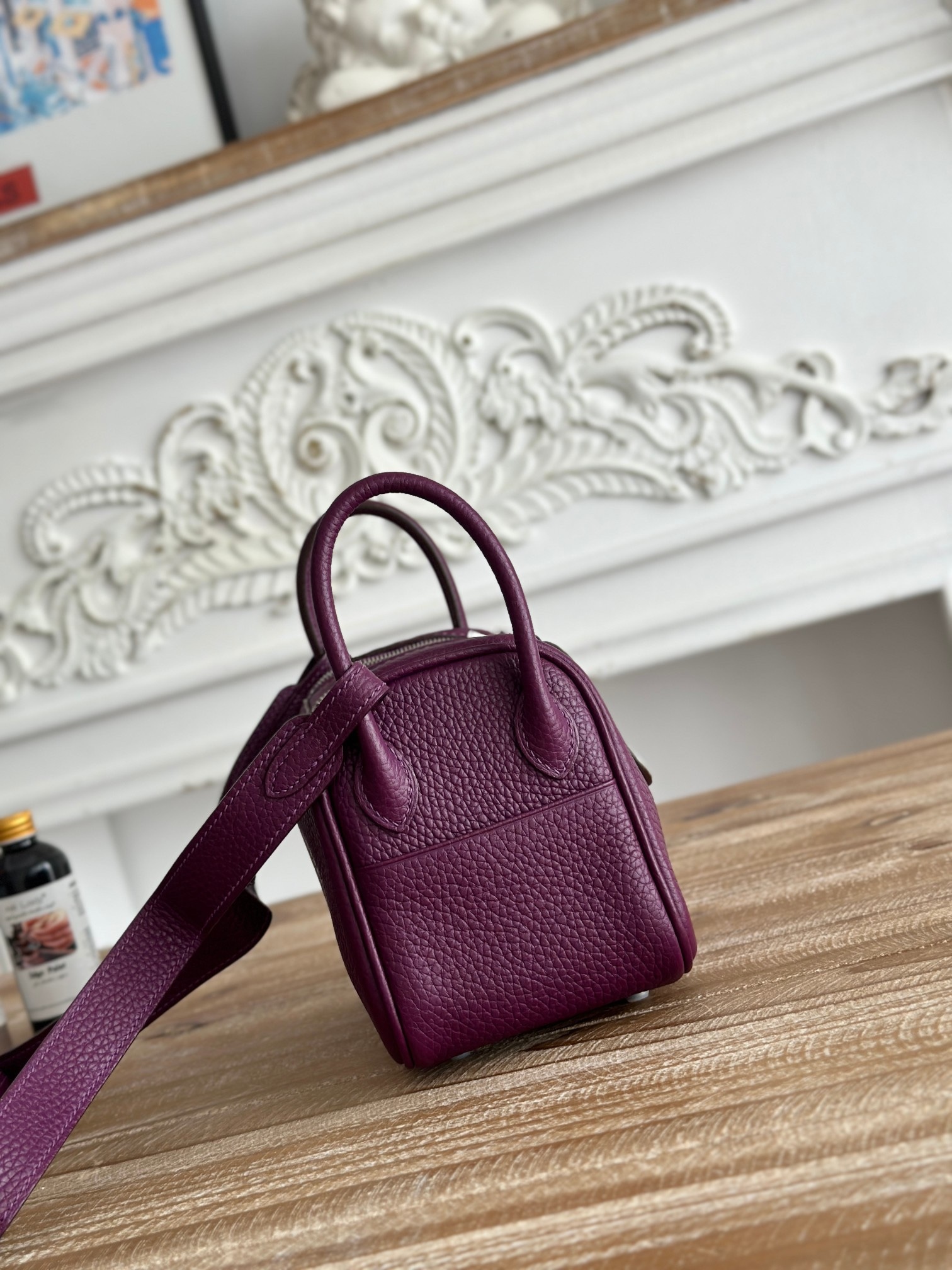 琳迪lindy 19cm	
Tc皮 蜜蠟線半手工縫製
lindy19保留了琳迪包所有細節的完整設計，側口袋、拉鍊等全部都是經典的設計√
這只小可愛暴擊了多少人的少女心