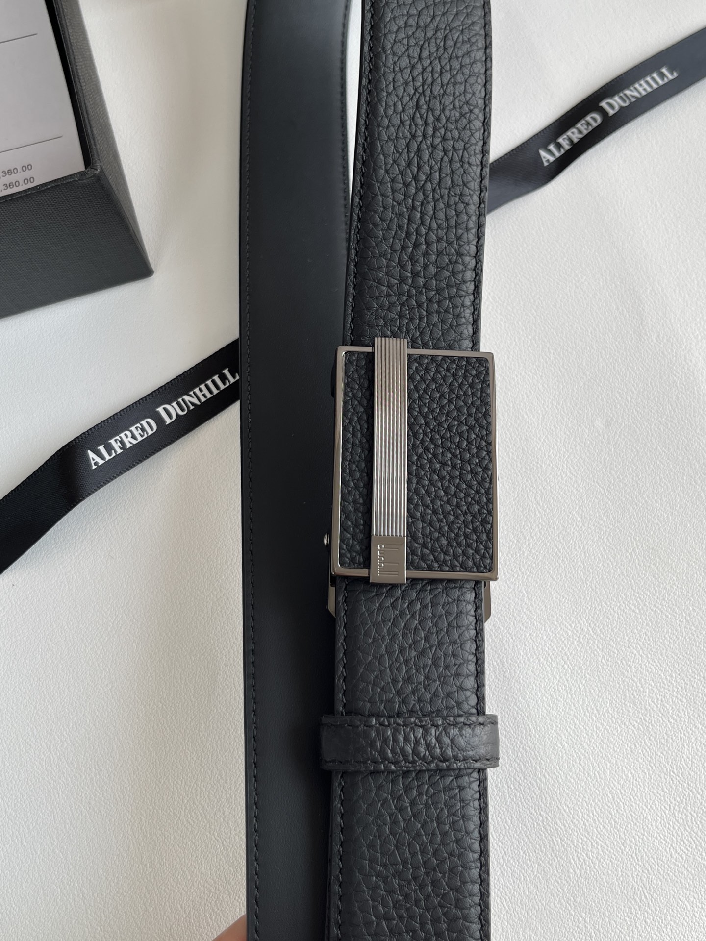 登喜路（Dunhill）是一家英國倫敦的男士奢侈品牌。皮帶以其精湛的工藝和經典的設計，成為男士配飾中的精品。皮帶的質感好、耐用性強，商務休閒百搭款！