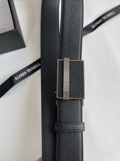 登喜路（Dunhill）是一家英國倫敦的男士奢侈品牌。皮帶以其精湛的工藝和經典的設計，成為男士配飾中的精品。皮帶的質感好、耐用性強，商務休閒百搭款！