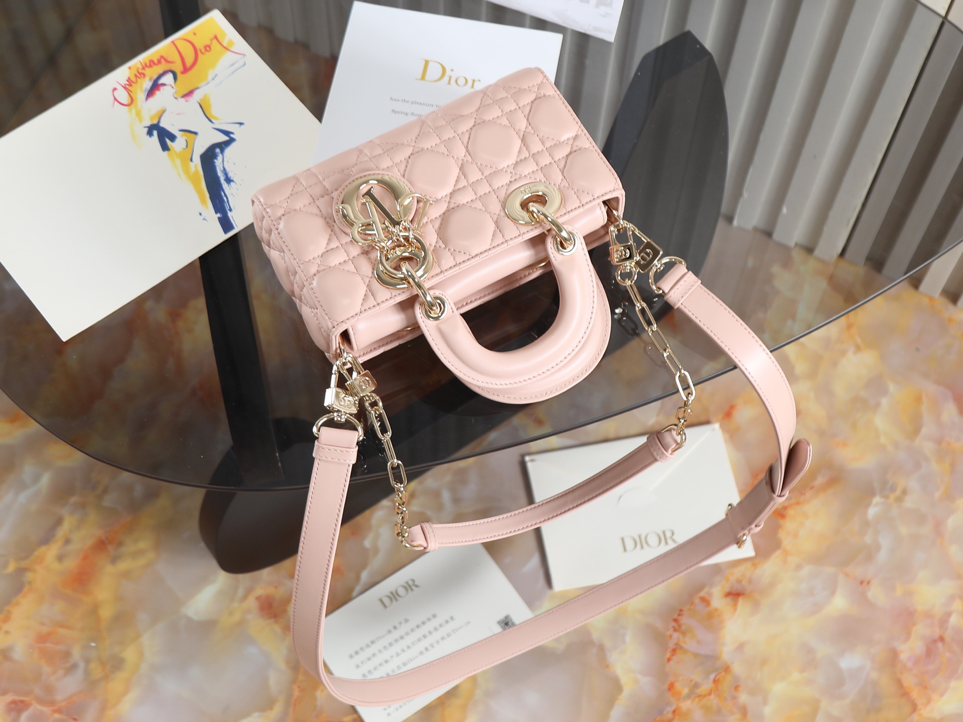 原廠級 粉色 迷你尺寸
𝗗𝗶𝗼𝗿 𝗗-𝗝𝗼𝘆 𝗯𝗮𝗴羊皮2025款新款
時尚果然就是輪回，回歸了一把中古戴妃
長方包形，短鏈條➕細長肩帶直接封神！！
復古時髦感超強，真是什麼場合都可以把住
絕對是lady中的天花板了，強勢出圈啦姐妹們
款號：0636
尺寸：19x10.5x5.5cm
