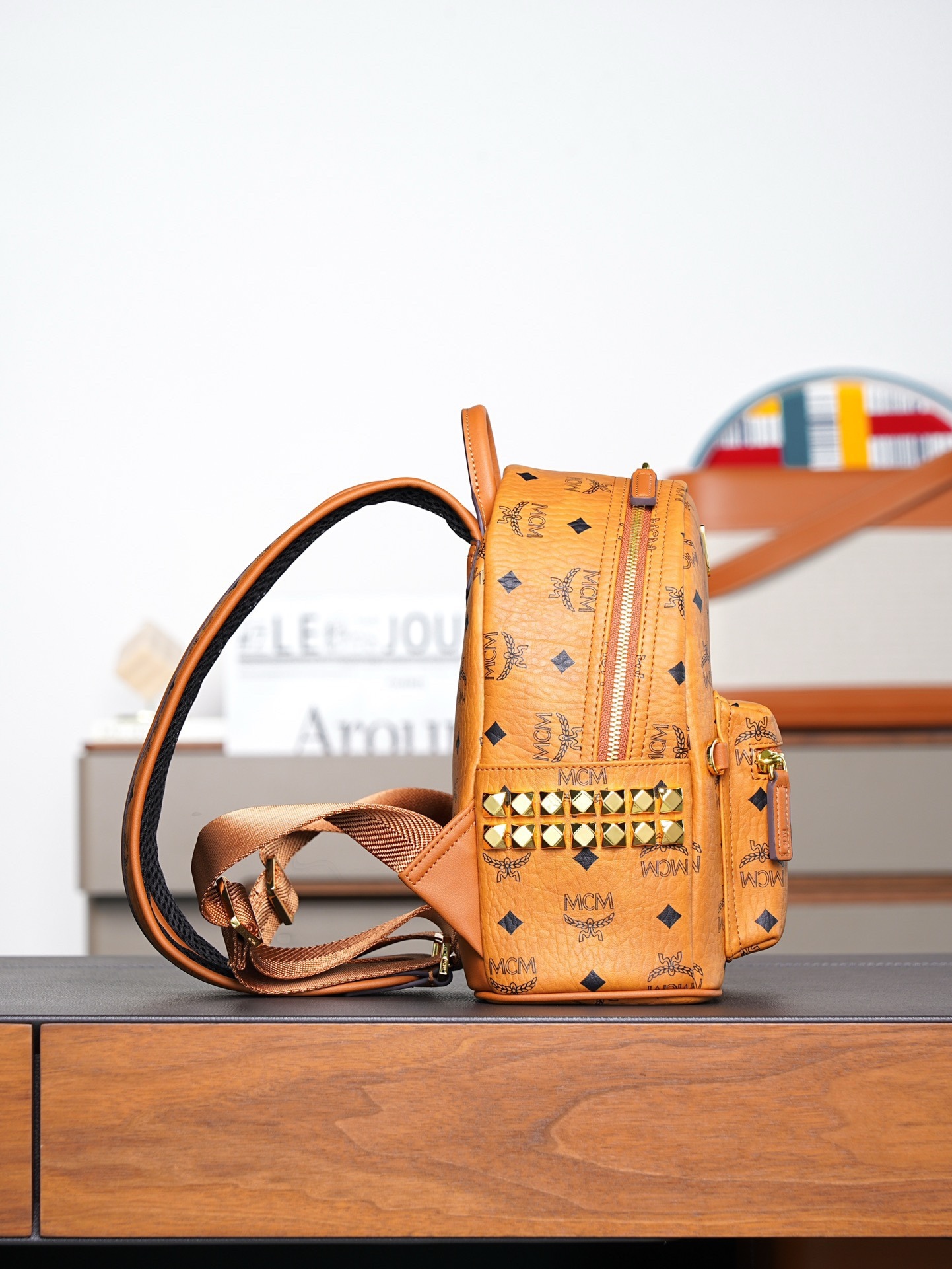 ®全新升级®𝙈𝘾𝙈 𝙎𝙩𝙖𝙧𝙠 𝙎𝙞𝙙𝙚 𝙎𝙩𝙪𝙙𝙨𝘽𝙖𝙘𝙠𝙥𝙖𝙘𝙠 𝙞𝙣 𝙑𝙞𝙨𝙚𝙩𝙤𝙨干邑色迷你号#铆钉双肩背包®️经典干邑色
# 这款MCM经典款的缩小版本 我们采用了标志性的Visetos涂层帆布 配以奢华的人造皮衬里和铆钉饰边。单品适合各种搭配 创新设计可以利用肩带秒变斜挎包、双肩包、单肩包、腰包和手提包。用这款特迷你Stark双肩背包秀出新风格