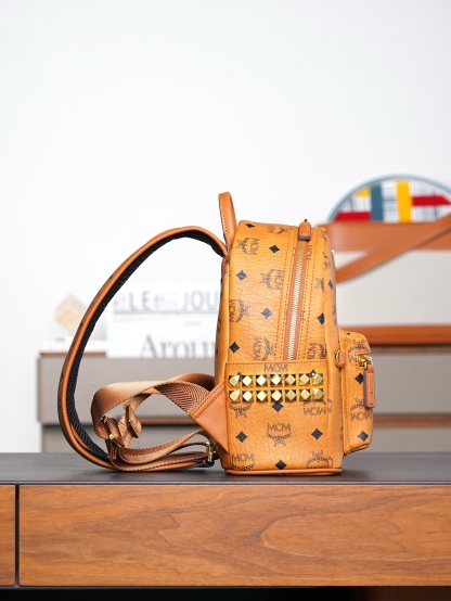 ®全新升级®𝙈𝘾𝙈 𝙎𝙩𝙖𝙧𝙠 𝙎𝙞𝙙𝙚 𝙎𝙩𝙪𝙙𝙨𝘽𝙖𝙘𝙠𝙥𝙖𝙘𝙠 𝙞𝙣 𝙑𝙞𝙨𝙚𝙩𝙤𝙨干邑色迷你号#铆钉双肩背包®️经典干邑色
# 这款MCM经典款的缩小版本 我们采用了标志性的Visetos涂层帆布 配以奢华的人造皮衬里和铆钉饰边。单品适合各种搭配 创新设计可以利用肩带秒变斜挎包、双肩包、单肩包、腰包和手提包。用这款特迷你Stark双肩背包秀出新风格