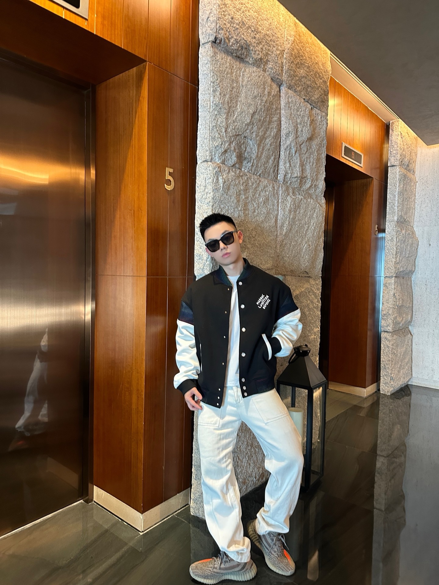 🔝LOUIS VUITTON LV 黑白拼皮棒球服夾克外套
原版22000購入開發，圓啊阿姨布料採用加厚550g賽爾棉潮牌衛衣料，進口精梳棉雙股珠地面料，彩色漸變螺紋，進口機精密刺繡，多重面料復合，原版定制輔料。定做珍珠紐扣，寬松版型，男女同款
B Size：S-L