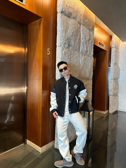 🔝LOUIS VUITTON LV 黑白拼皮棒球服夾克外套
原版22000購入開發，圓啊阿姨布料採用加厚550g賽爾棉潮牌衛衣料，進口精梳棉雙股珠地面料，彩色漸變螺紋，進口機精密刺繡，多重面料復合，原版定制輔料。定做珍珠紐扣，寬松版型，男女同款
B Size：S-L