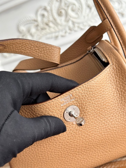 琳迪lindy 19cm	
Tc皮 蜜蠟線半手工縫製
lindy19保留了琳迪包所有細節的完整設計，側口袋、拉鍊等全部都是經典的設計√
這只小可愛暴擊了多少人的少女心