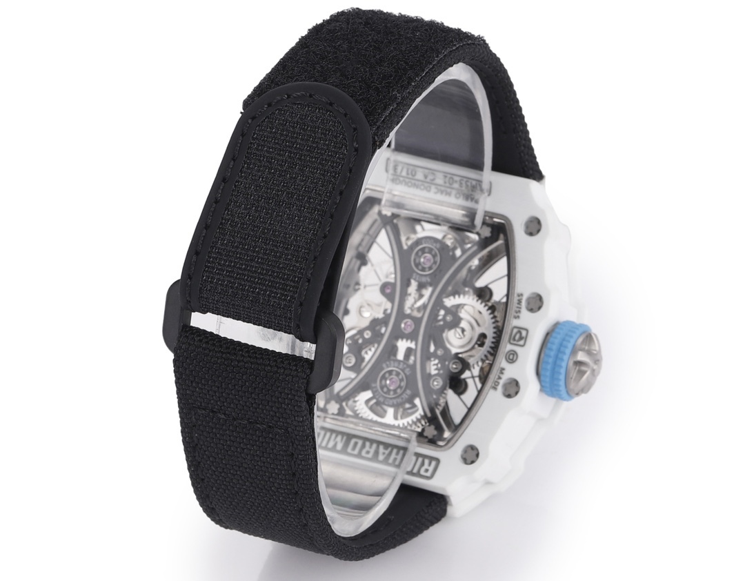 白色TPT石英纖維
【RICHARD MILLE】理查米爾RM53-01 將腕表設計與運動賽事相互結合，完美詮釋了賽場上的勇者堅定信念、頑強拼搏的精神。RM53-01以馬術運動為背景，採用多種高科技材料來抵御運動時帶來的強烈撞擊，從而保證不受破壞、正常運轉。高科技材質打造如同“護具”。“RM 53-01 PABLO MAC DONOUGH”的陀飛輪腕表，此款腕表除具備運動腕表的動感與活力外，還配備了堅固的TPT®碳纖維表殼、層壓藍寶石水晶表鏡以及固定機芯的懸浮式鋼索，有效的降低巨大衝擊、