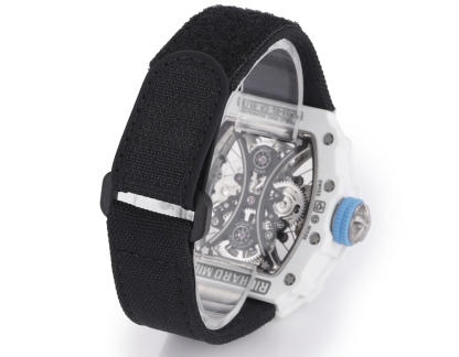 白色TPT石英纖維
【RICHARD MILLE】理查米爾RM53-01 將腕表設計與運動賽事相互結合，完美詮釋了賽場上的勇者堅定信念、頑強拼搏的精神。RM53-01以馬術運動為背景，採用多種高科技材料來抵御運動時帶來的強烈撞擊，從而保證不受破壞、正常運轉。高科技材質打造如同“護具”。“RM 53-01 PABLO MAC DONOUGH”的陀飛輪腕表，此款腕表除具備運動腕表的動感與活力外，還配備了堅固的TPT®碳纖維表殼、層壓藍寶石水晶表鏡以及固定機芯的懸浮式鋼索，有效的降低巨大衝擊、