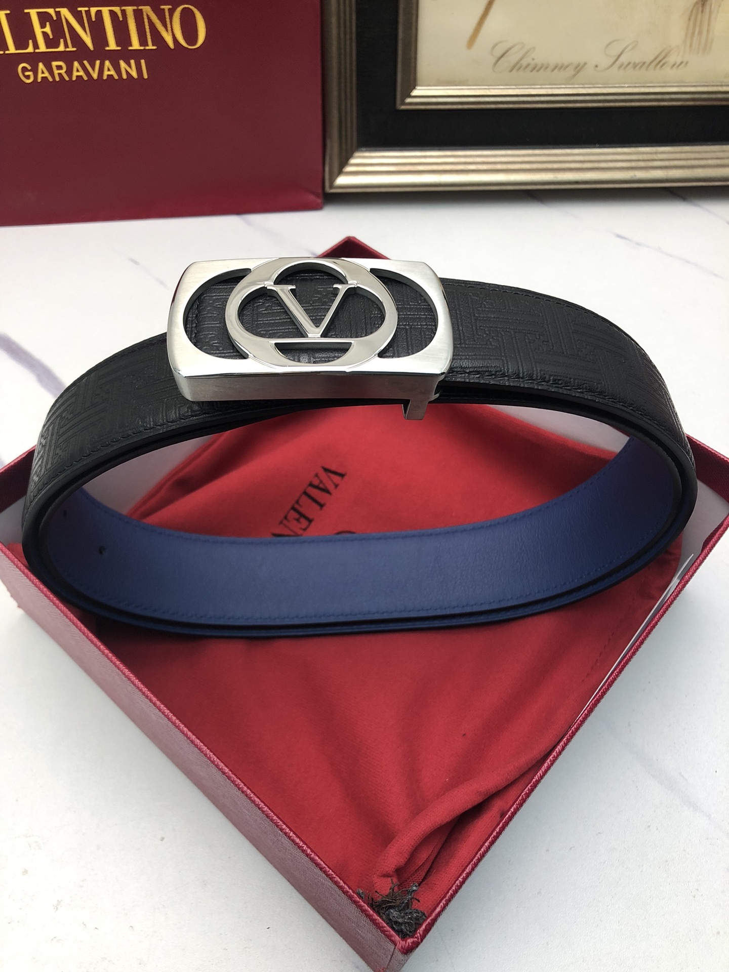 華倫天奴：原單頭層小牛皮燙印花紋，內襯頭層牛皮底，營造織紋外觀。飾以標誌原單扣。專櫃寬度4.0