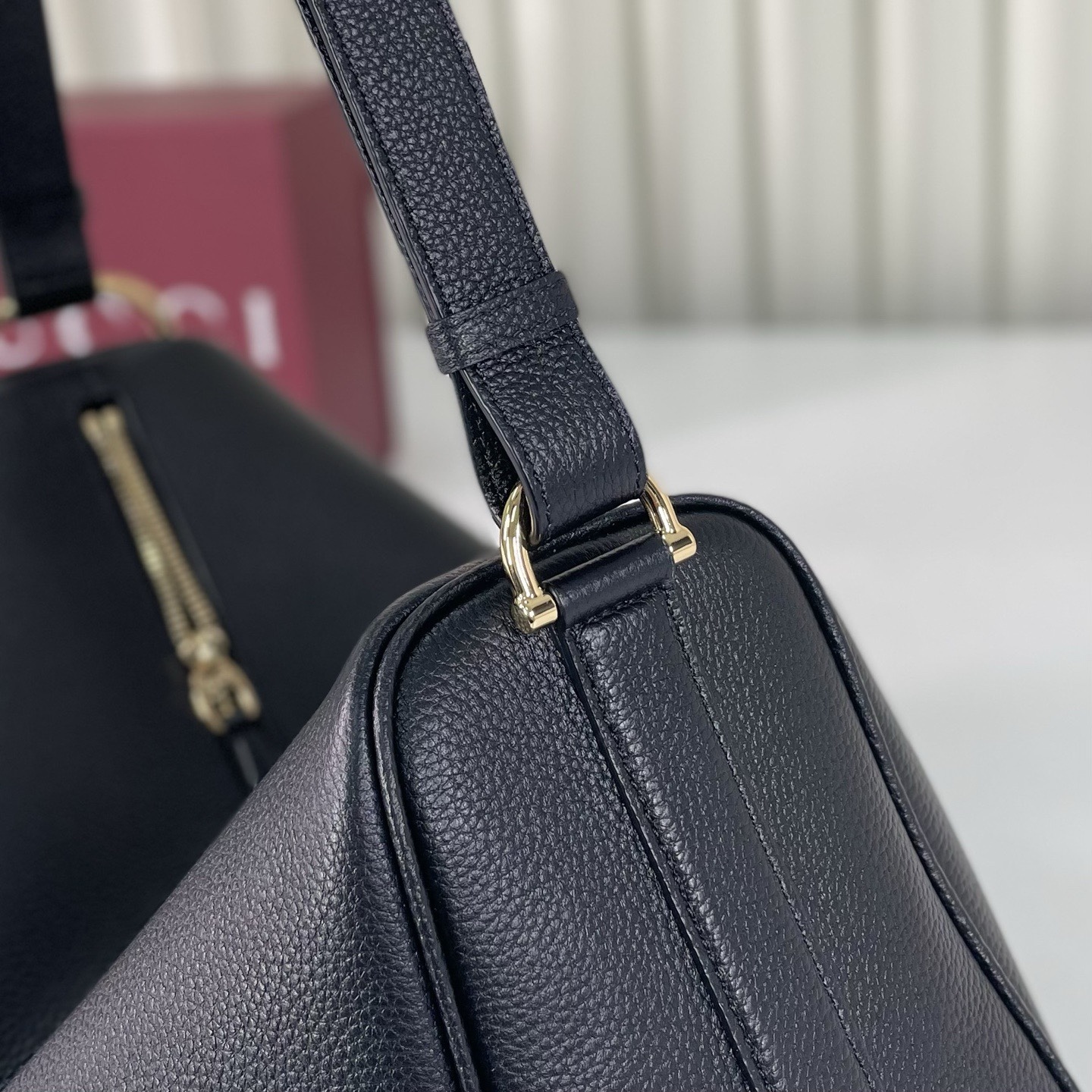 Gucci Half Horsebit系列大號肩背包，煥新呈現，以現代風格煥新演繹品牌最具標誌性的元素之一。該系列巧妙融蘊休閒廓形與標誌性的半馬銜扣配件，這也是其名稱的由來。內部：一個開口袋，可調節牛皮革肩帶，款號862530  尺寸38X20X15