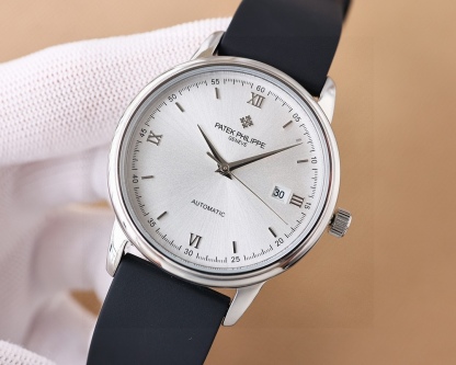 
推出最新款式百達翡麗PATEK PHILIPPE高版本高級自動腕表！男士腕表➡簡單不失大氣  40mm表徑，316精鋼表殼，搭載原裝全新進口8215全自動機械機芯（零返修），耐磨抗刮藍寶石玻璃，進口意大利🇮🇹橡膠帶，原裝品質針扣，具備超強防水功能👍 復古風格，恆久魅力，高檔奢華，紳士必備🔥AD出品 精品不斷🔥